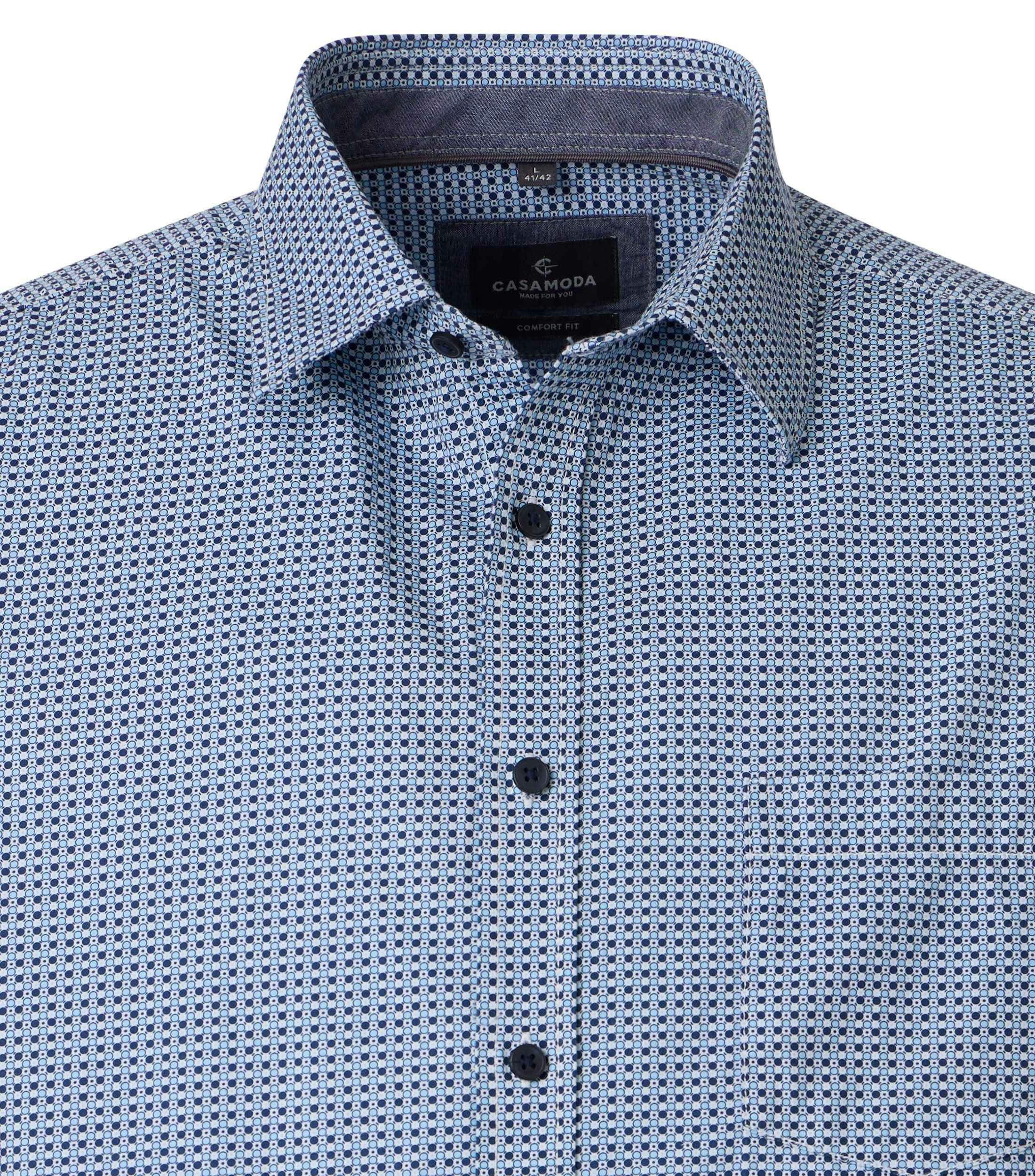 Ein Freizeithemd im Print Muster in der Farbe Blau