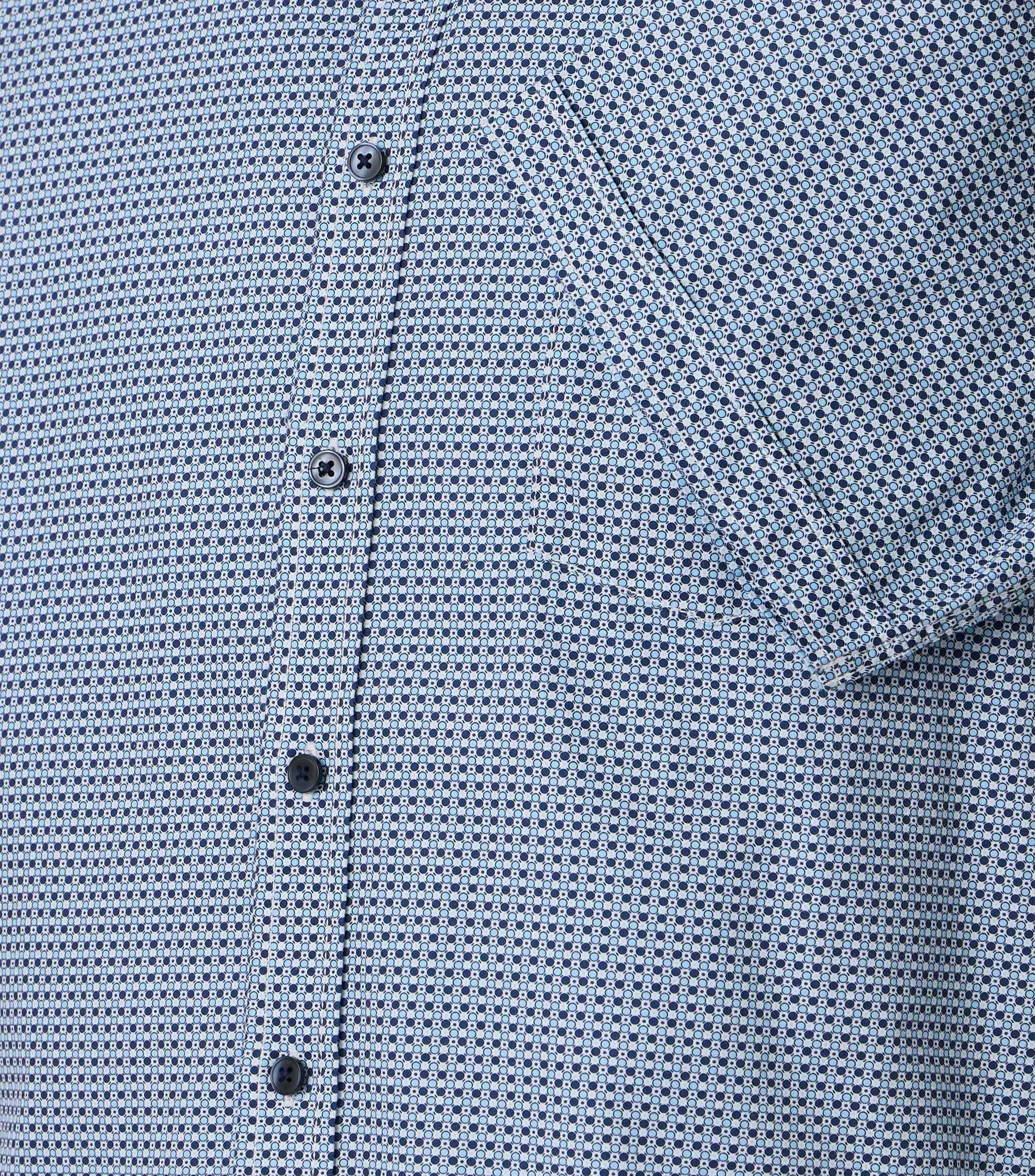 Ein Freizeithemd im Print Muster in der Farbe Blau