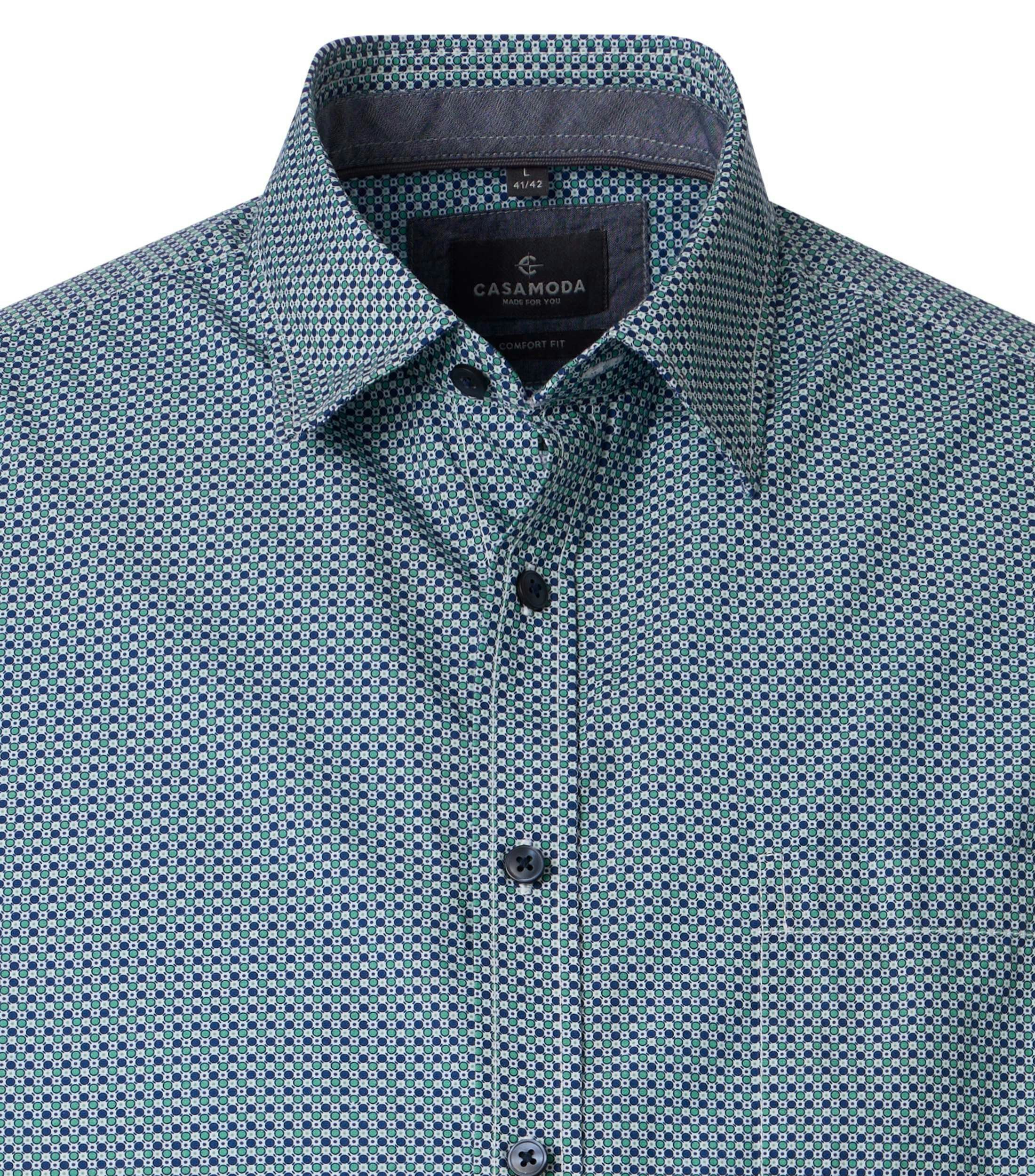 Ein Freizeithemd im Print Muster in der Farbe Grün