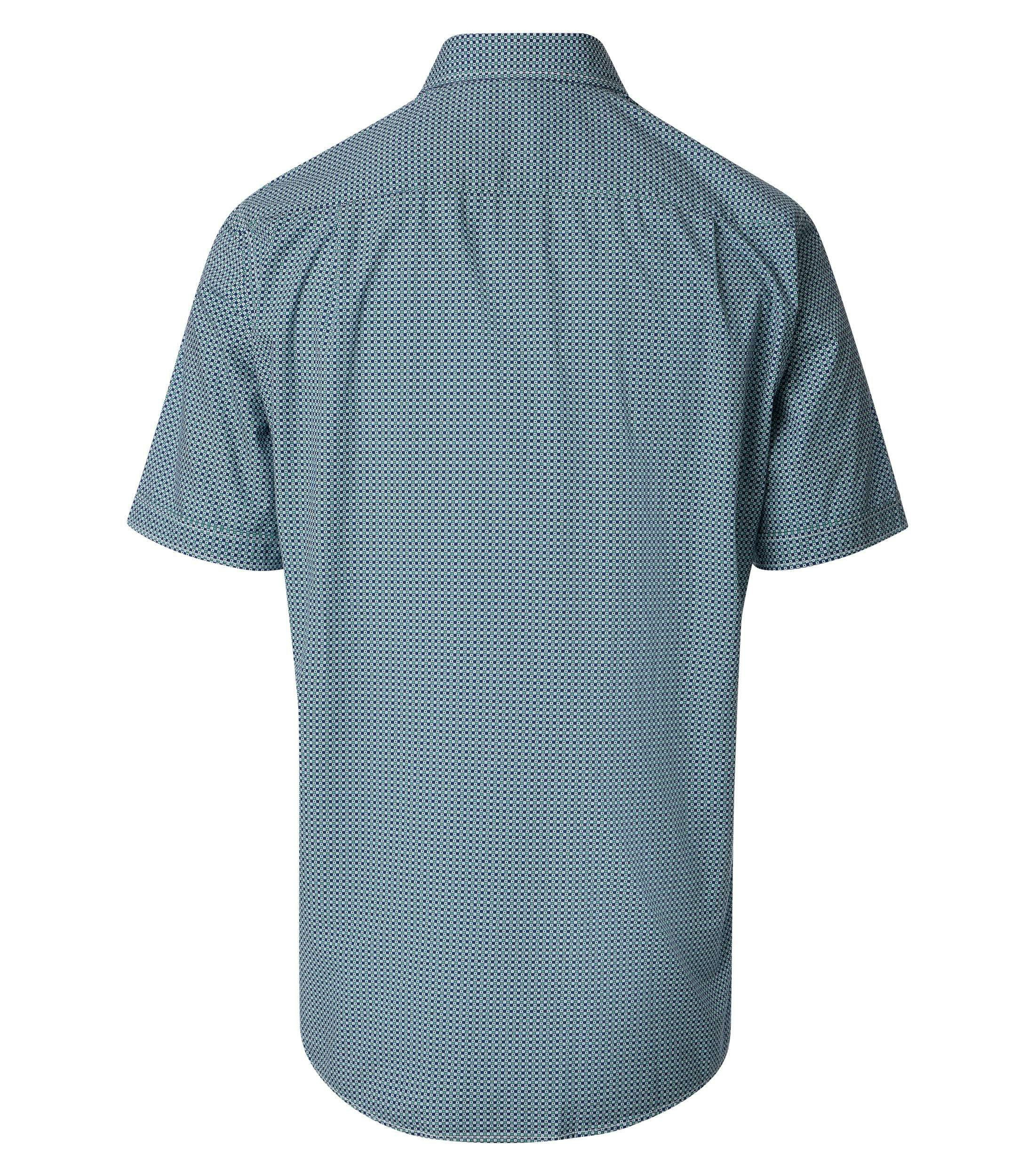 Ein Freizeithemd im Print Muster in der Farbe Grün