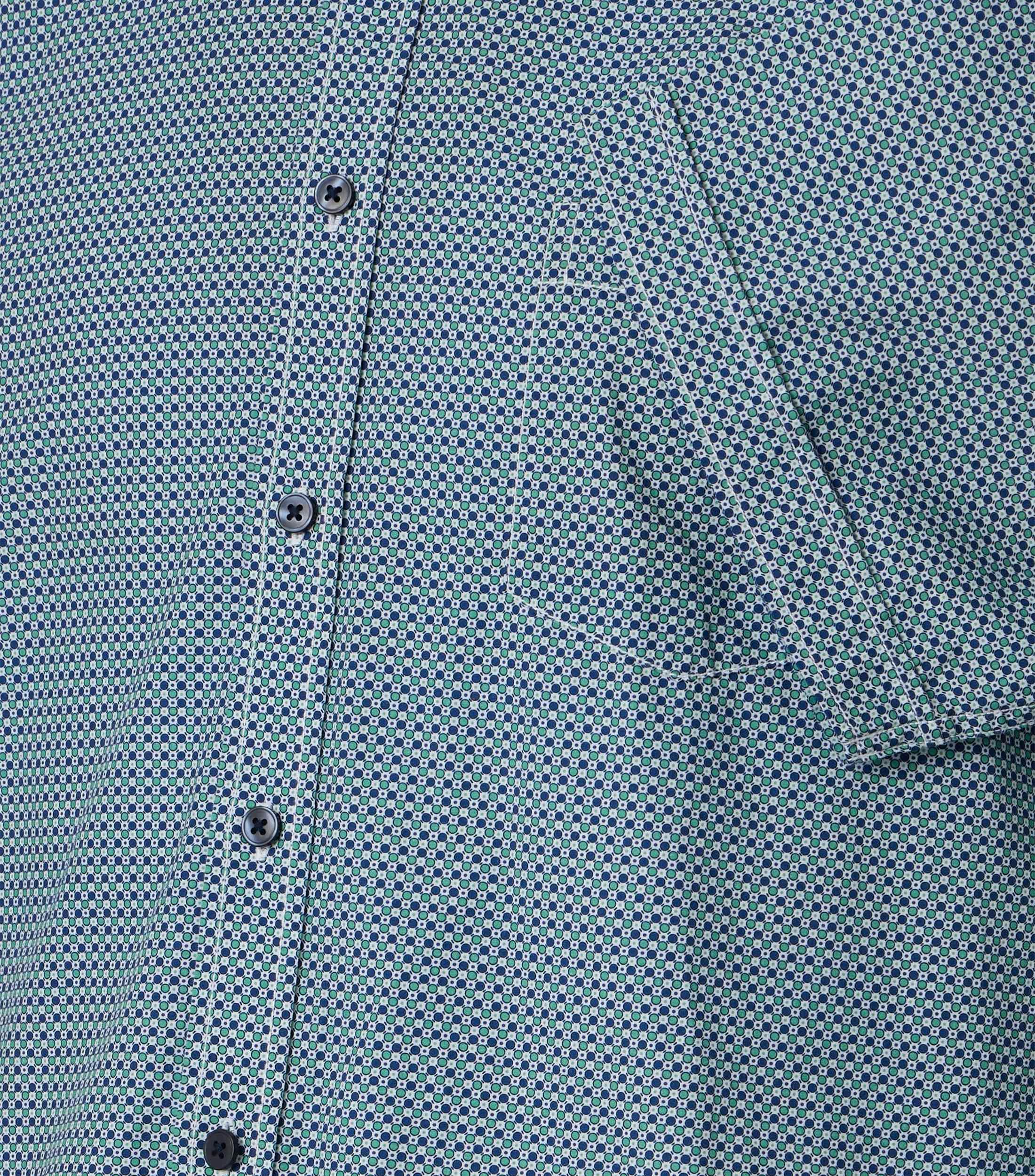 Ein Freizeithemd im Print Muster in der Farbe Grün
