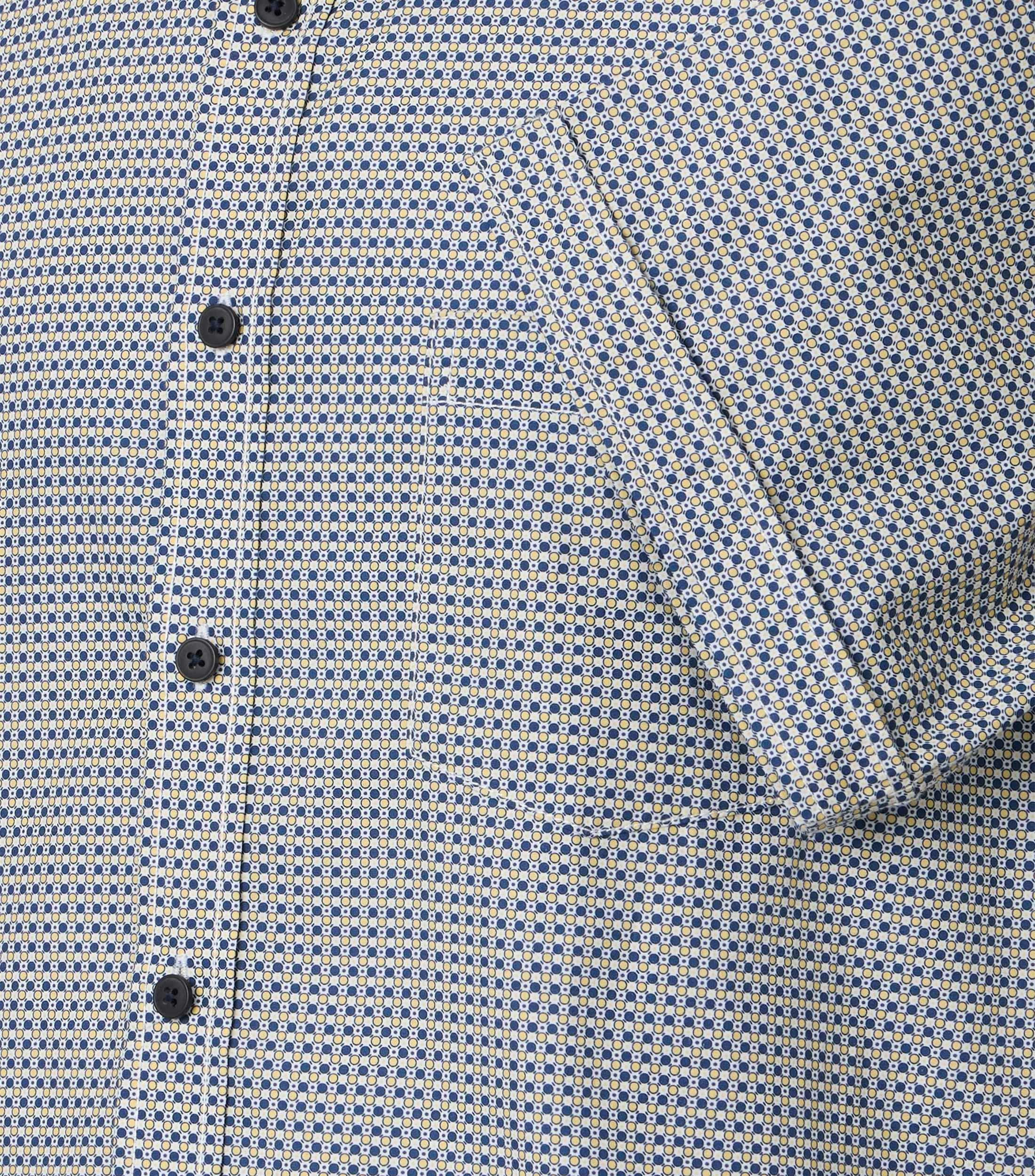 Ein Freizeithemd im Print Muster in der Farbe Gelb