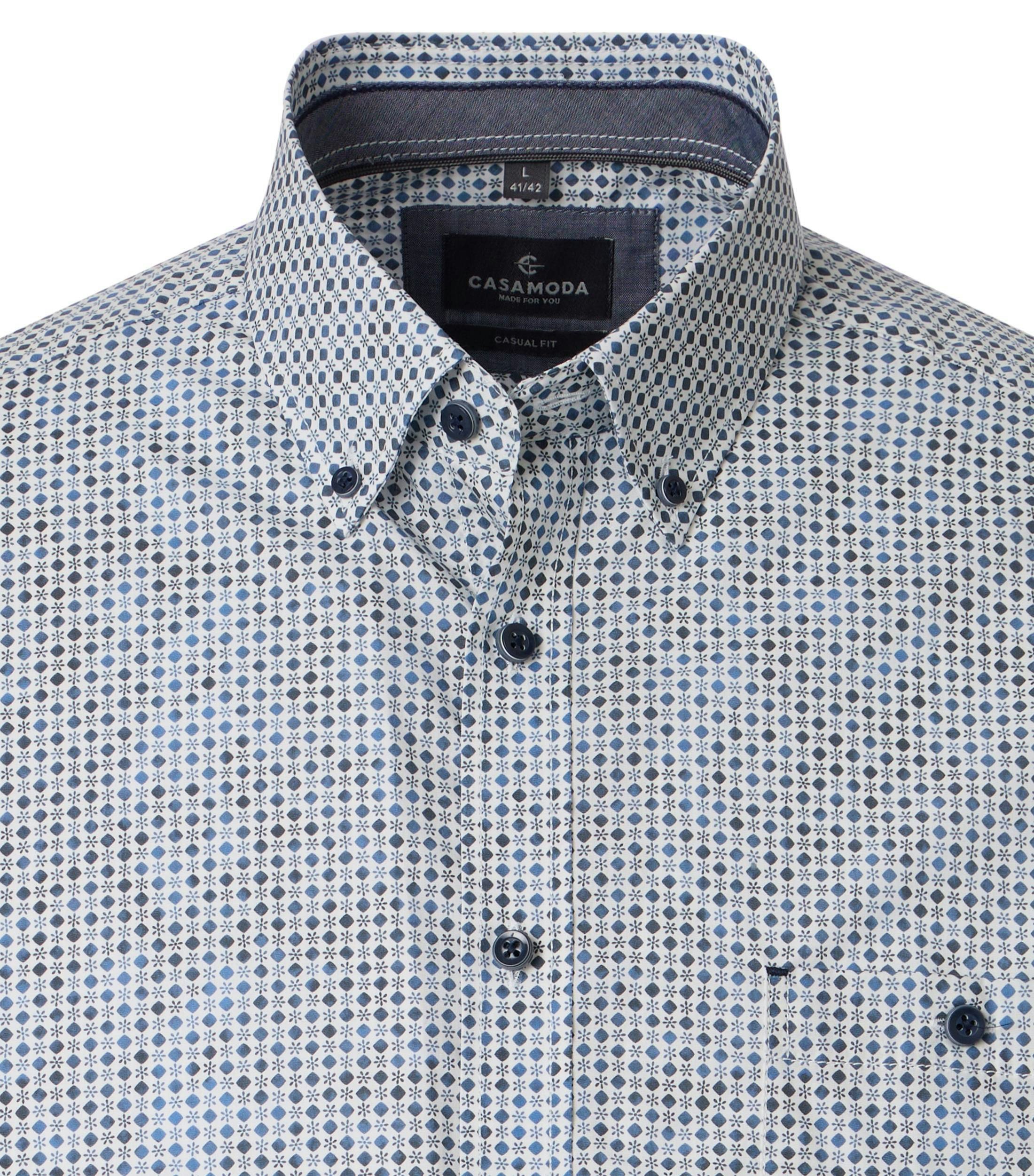 Ein Freizeithemd im Print Muster in der Farbe Blau