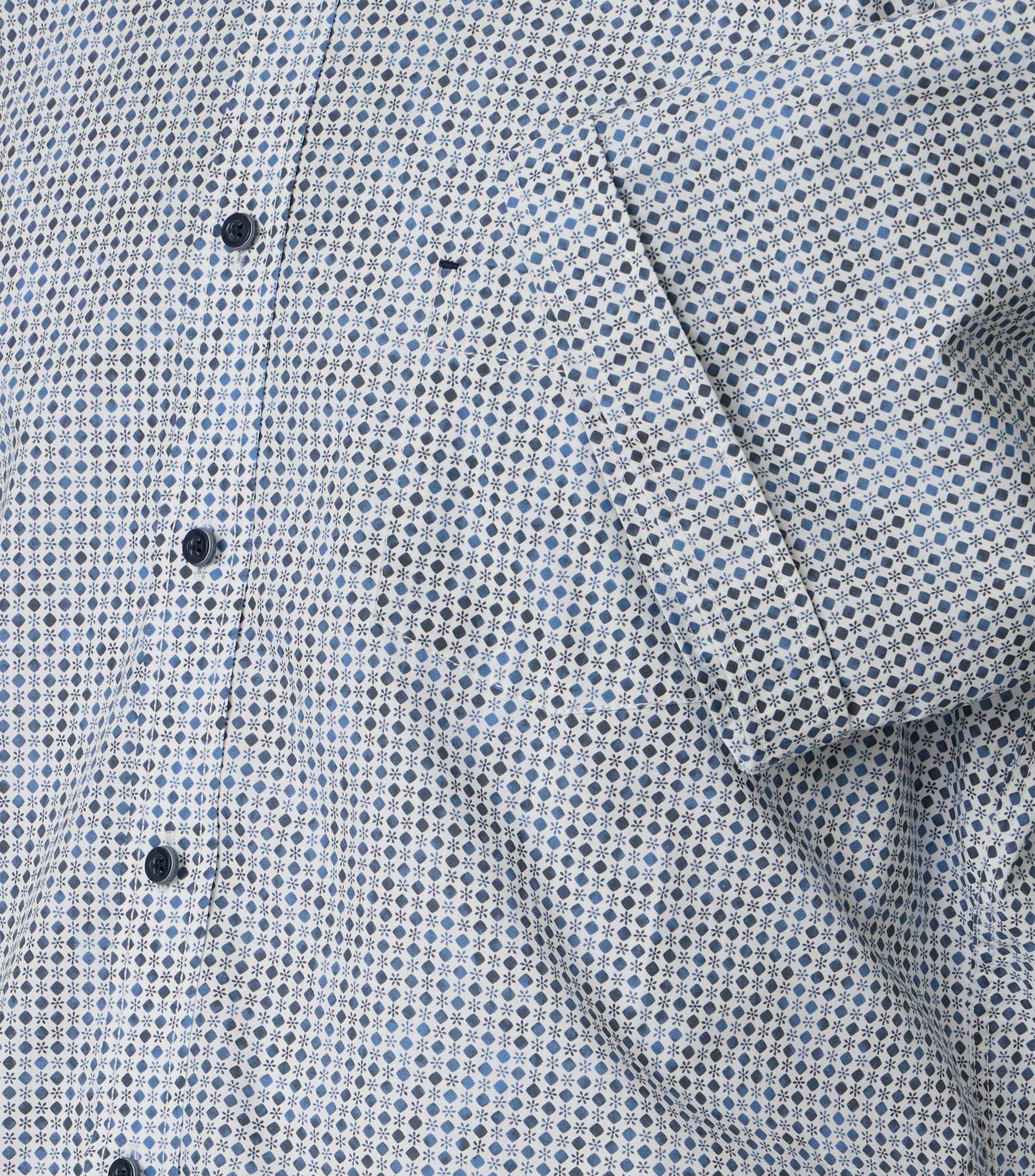 Ein Freizeithemd im Print Muster in der Farbe Blau