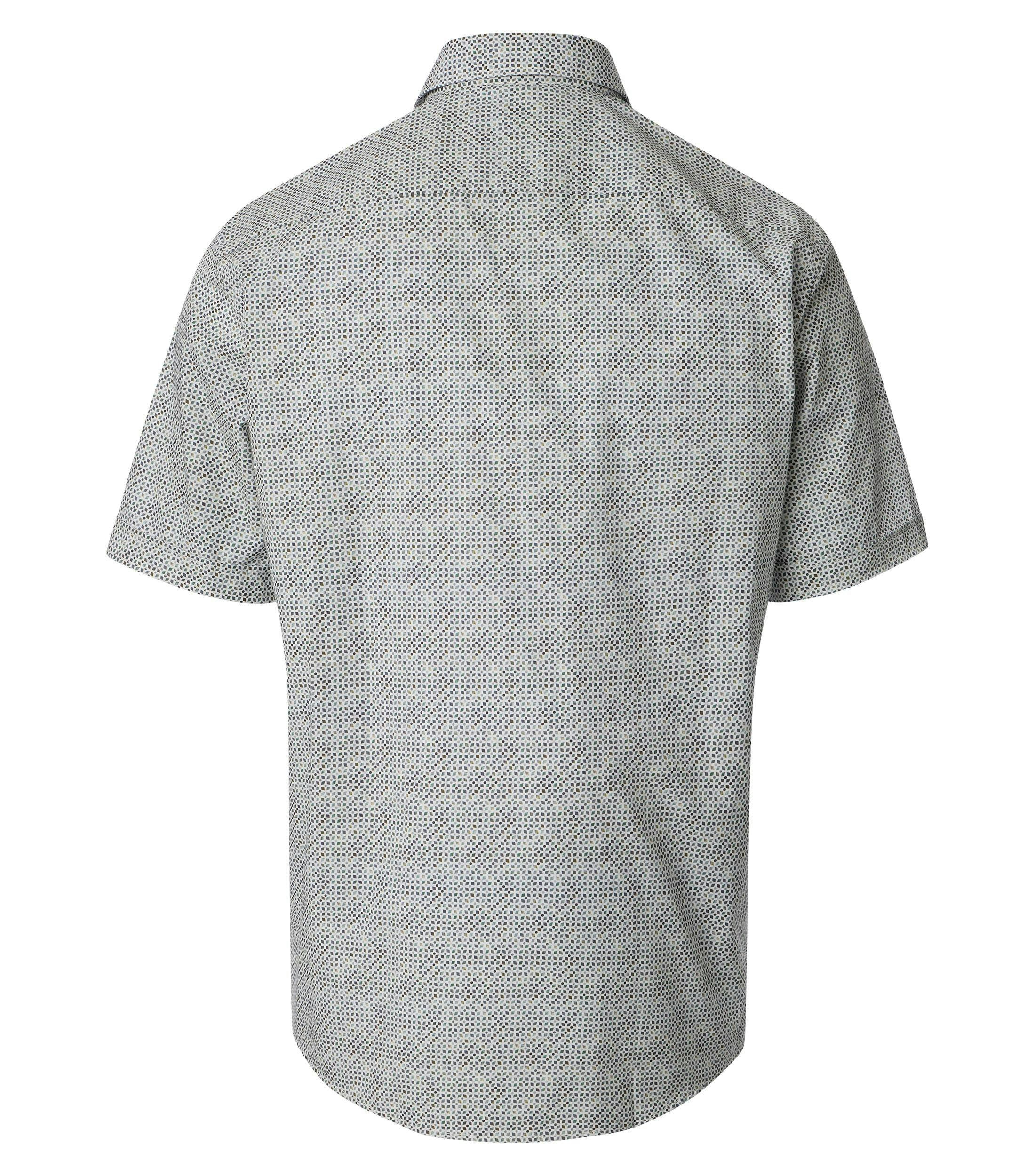 Ein Freizeithemd im Print Muster in der Farbe Grün