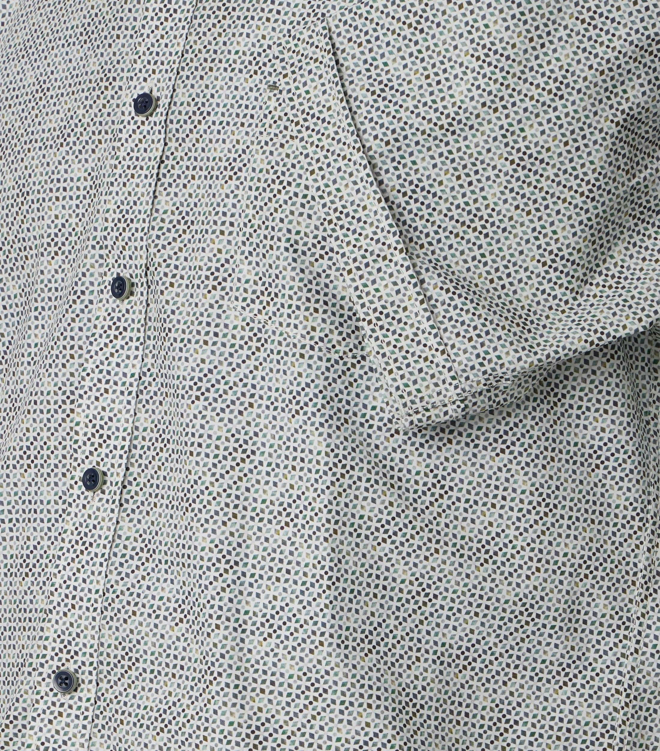 Ein Freizeithemd im Print Muster in der Farbe Grün