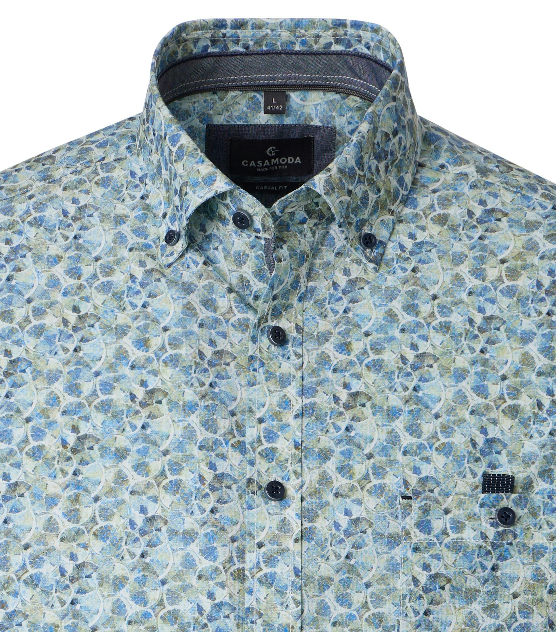 Ein Freizeithemd im Print Muster in der Farbe Grün