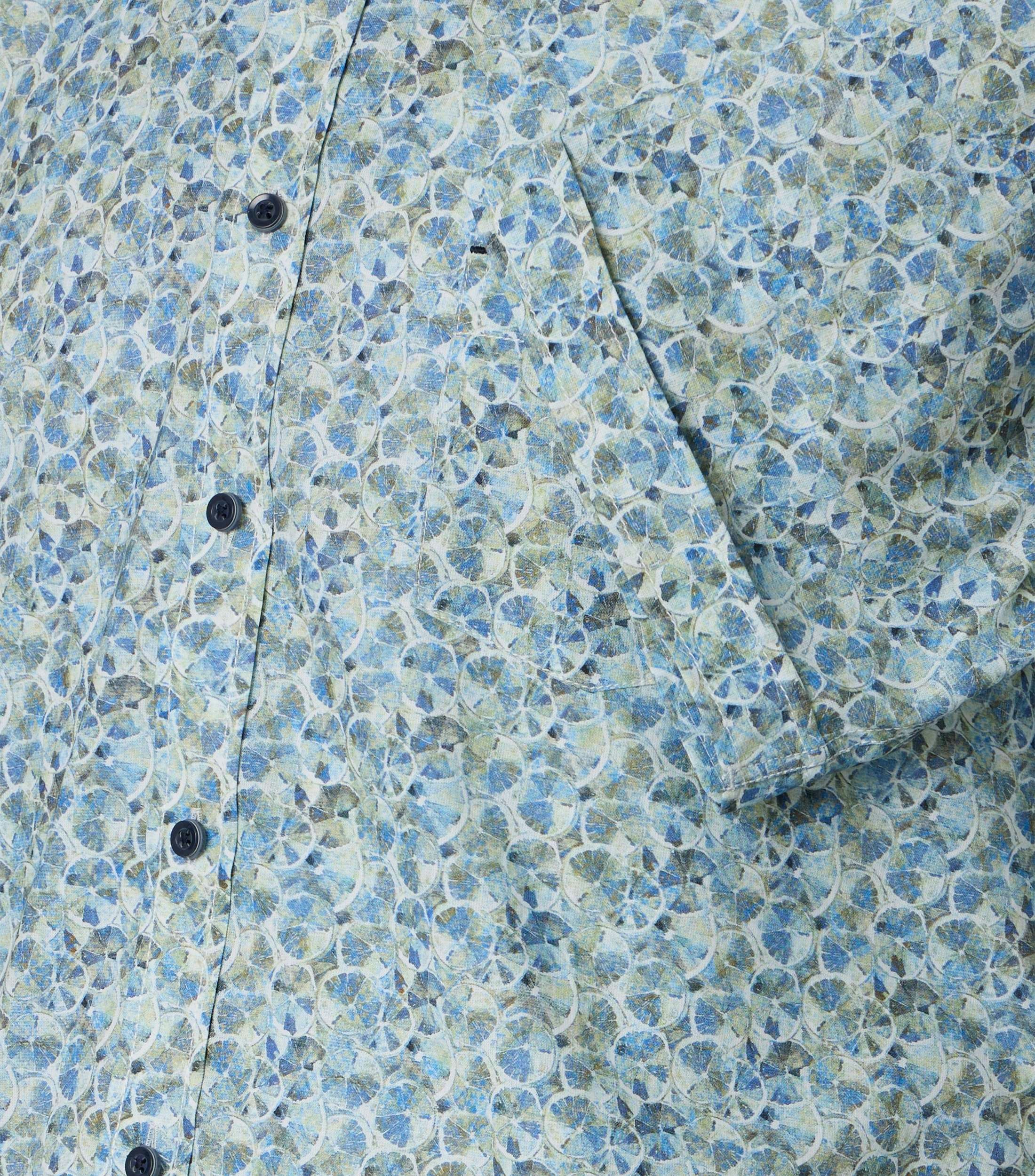 Ein Freizeithemd im Print Muster in der Farbe Grün