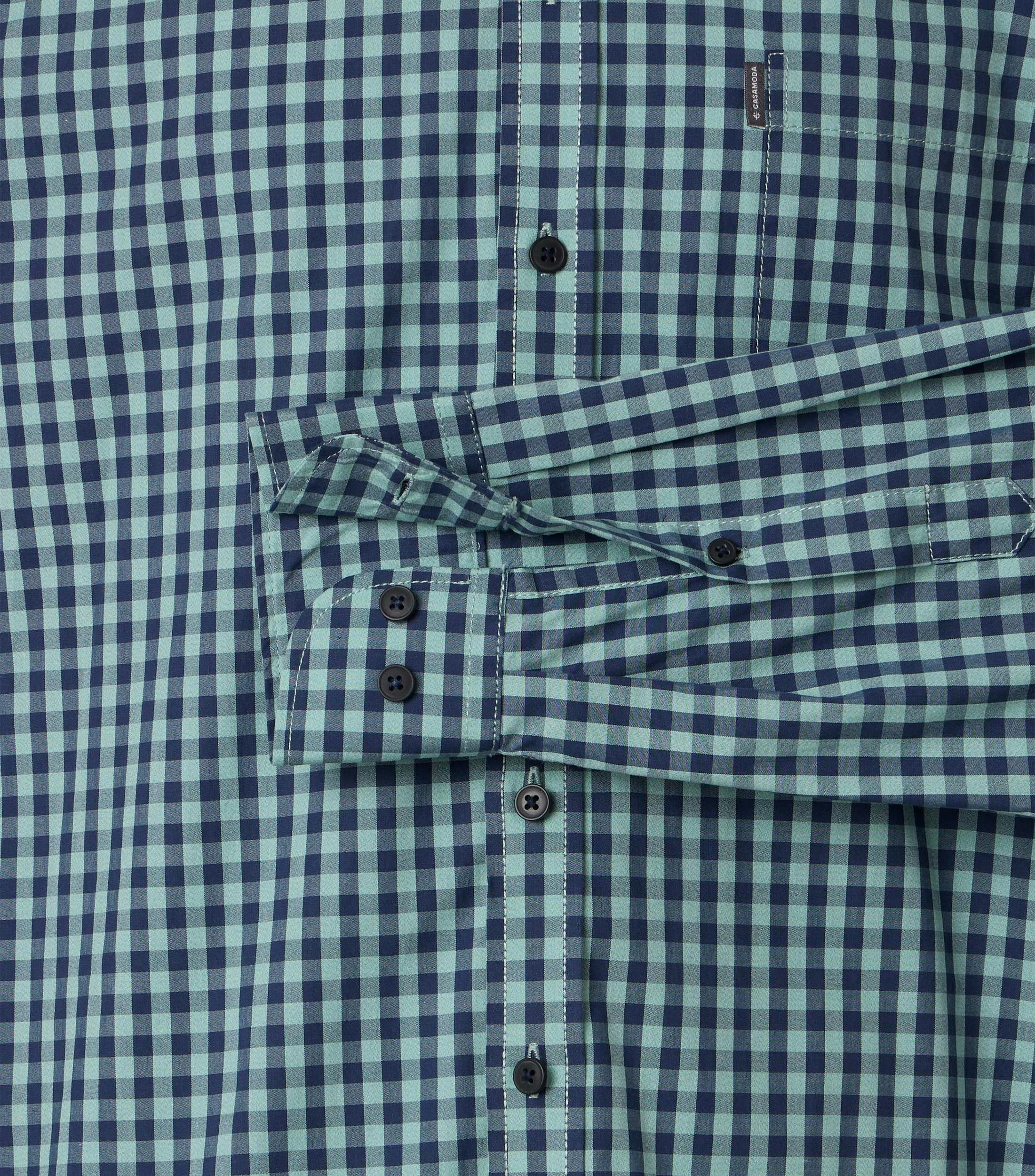 Ein Freizeithemd im uni Muster in der Farbe Grün