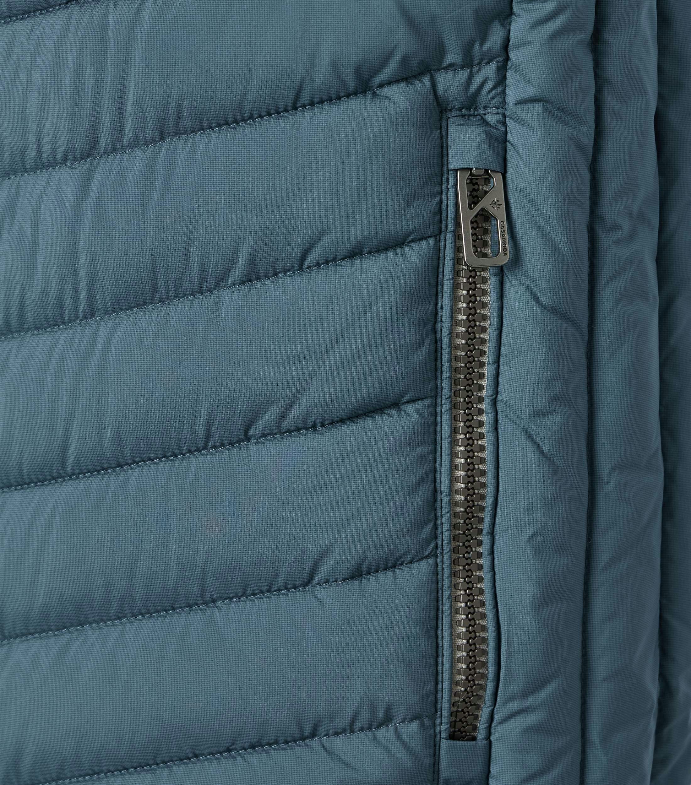 Eine Weste im uni Muster in der Farbe Blau