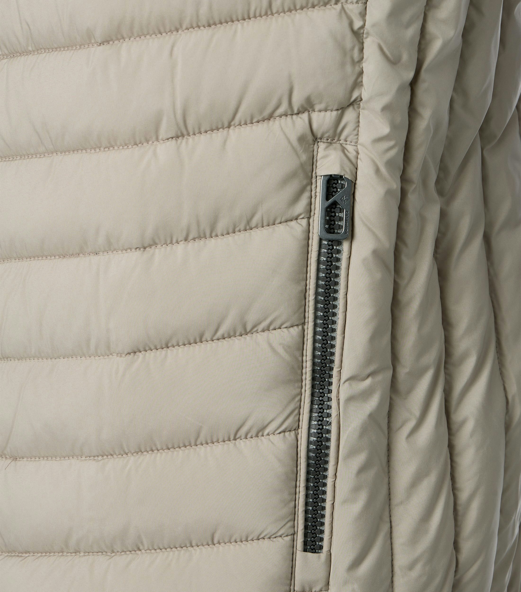 Eine Weste im uni Muster in der Farbe Beige