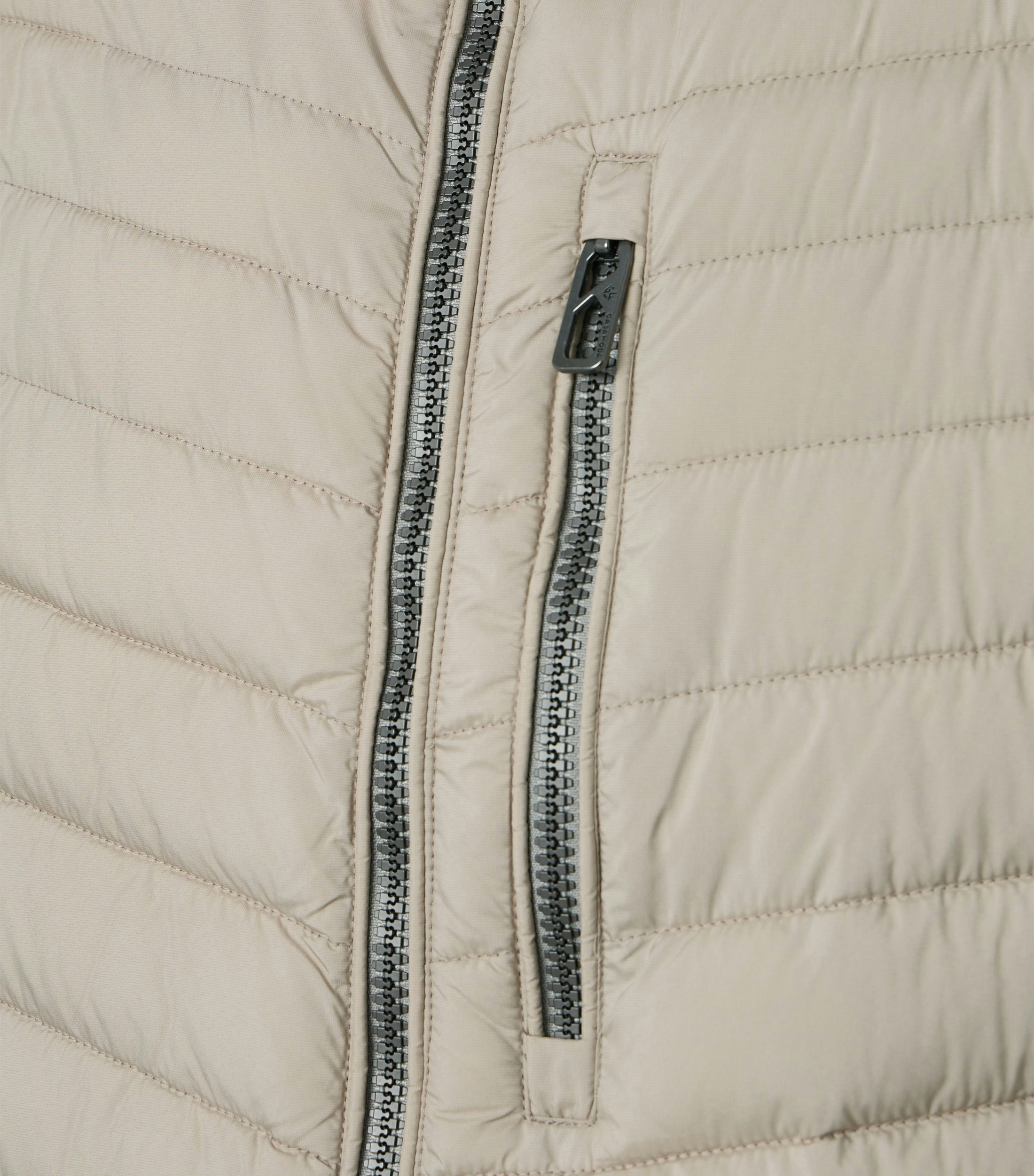 Eine Weste im uni Muster in der Farbe Beige