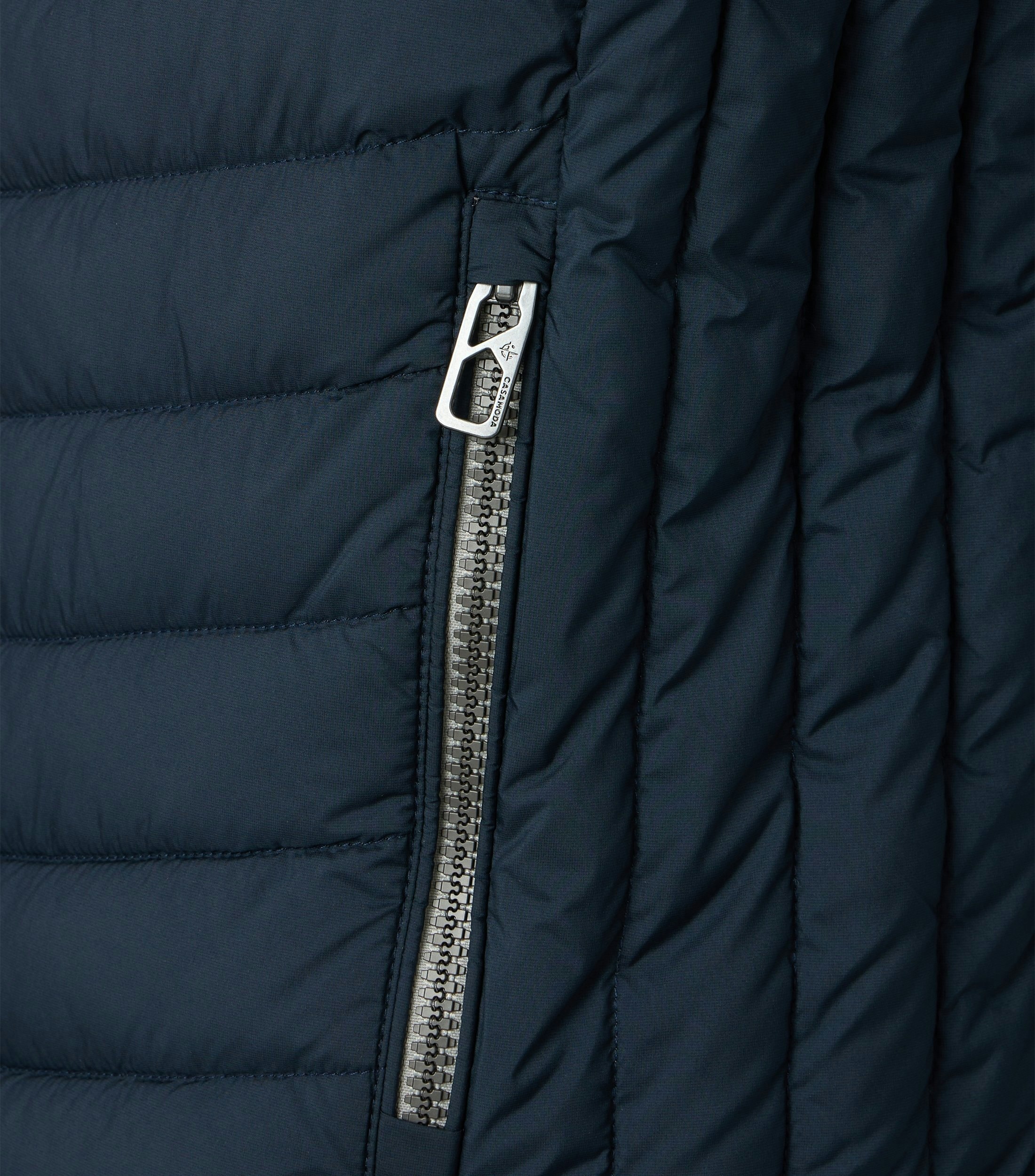 Eine Weste im uni Muster in der Farbe Dunkelblau