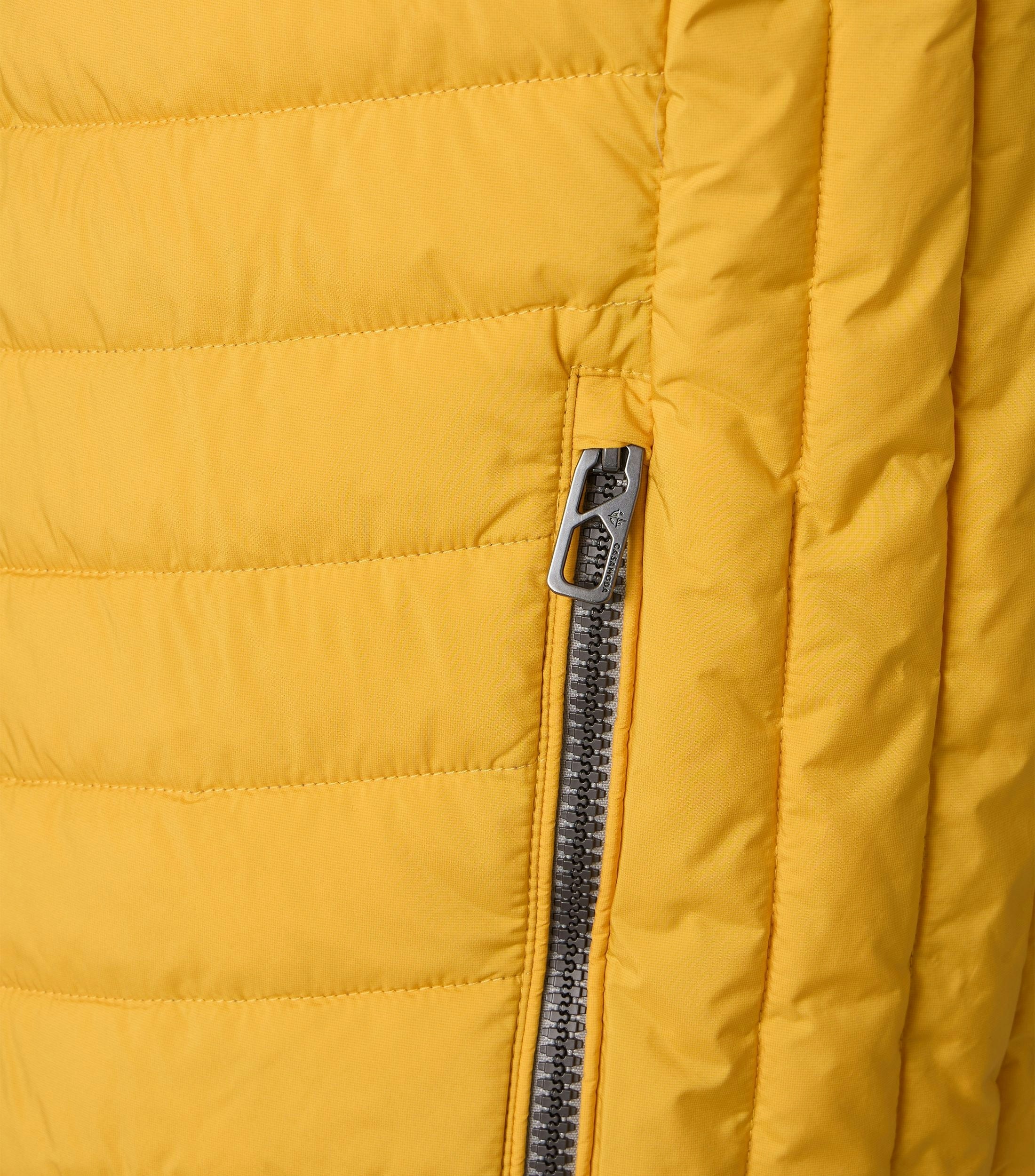 Eine Weste im uni Muster in der Farbe Gelb