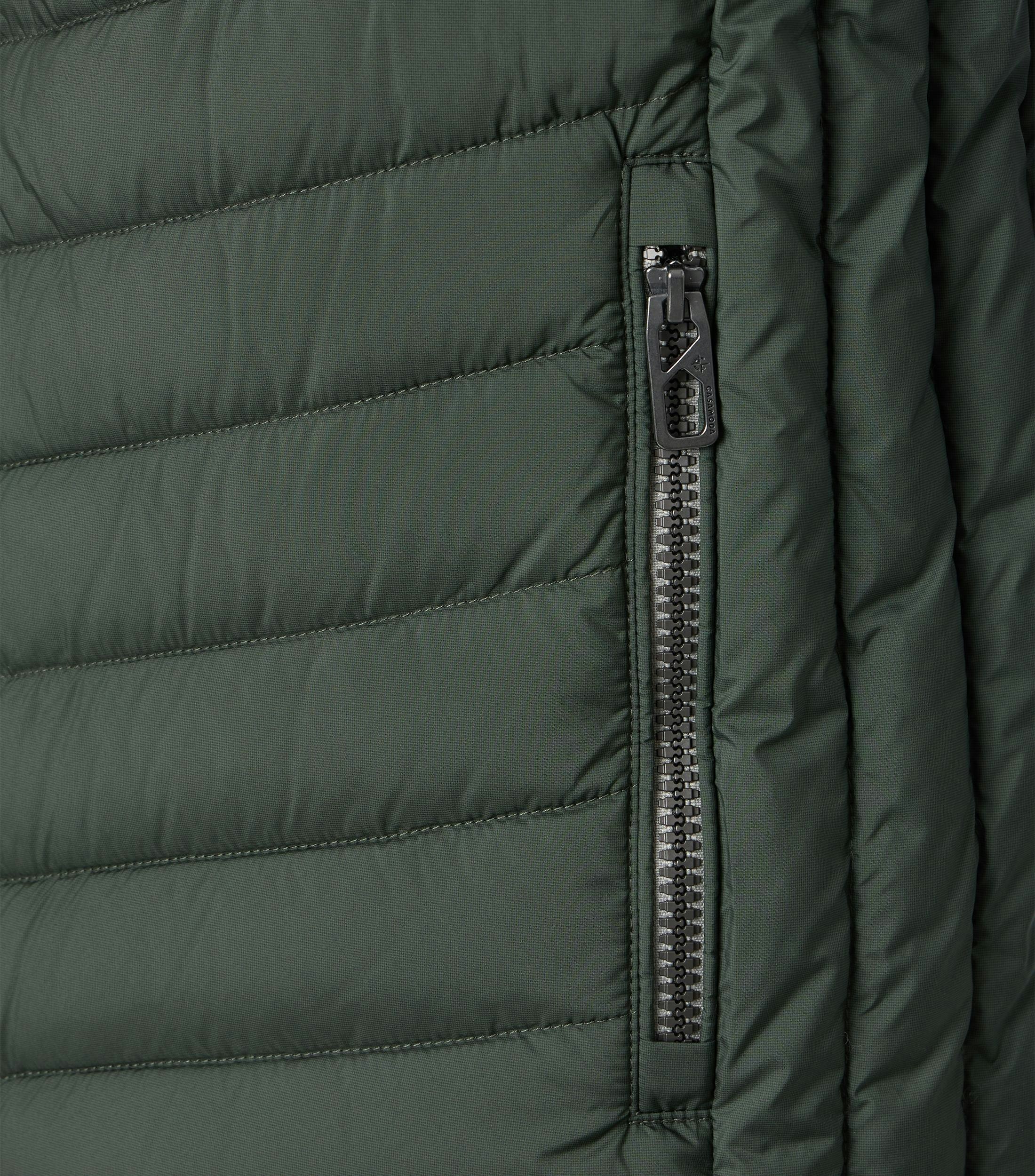 Eine Weste im uni Muster in der Farbe Dunkelgrün