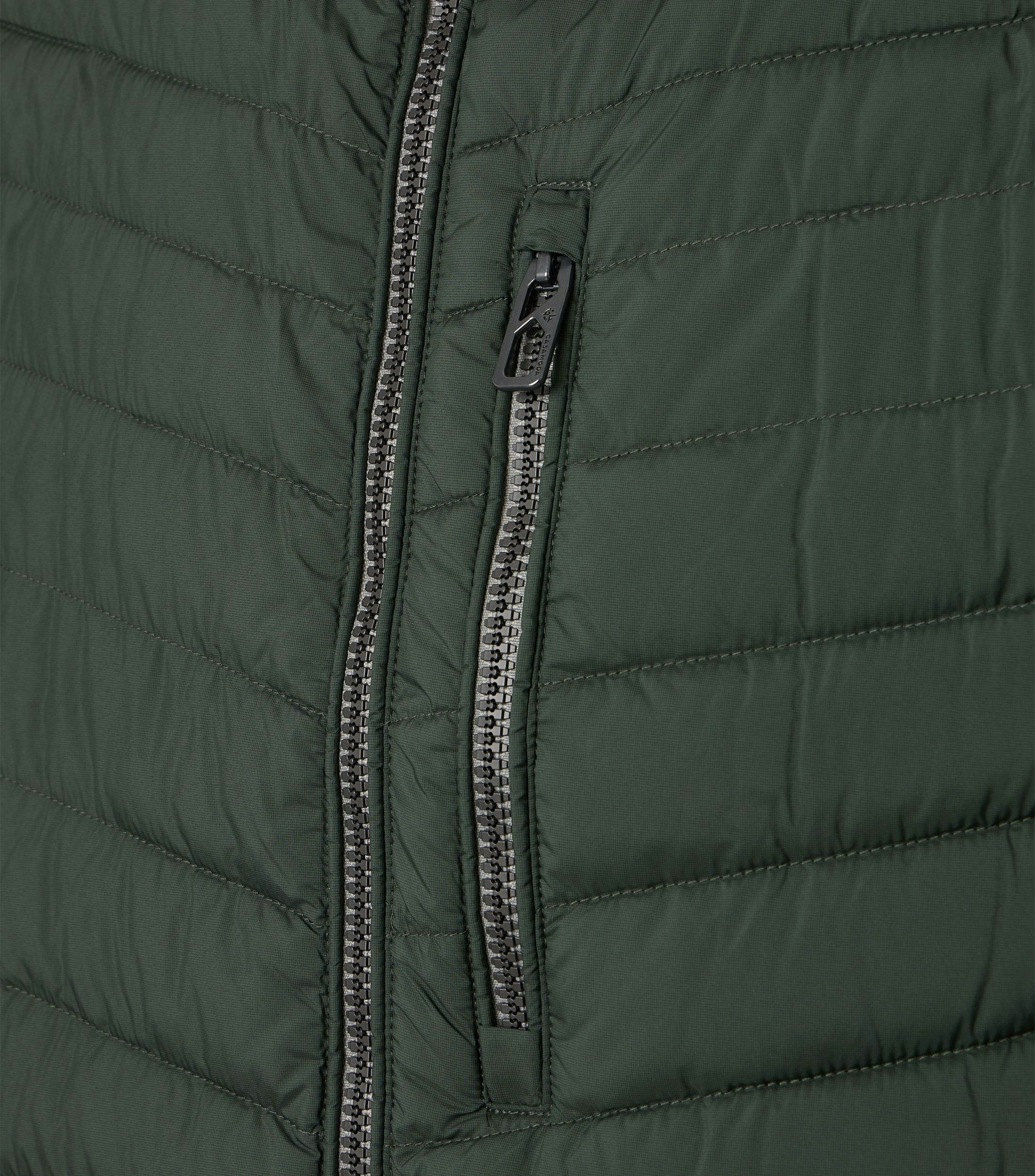 Eine Weste im uni Muster in der Farbe Dunkelgrün