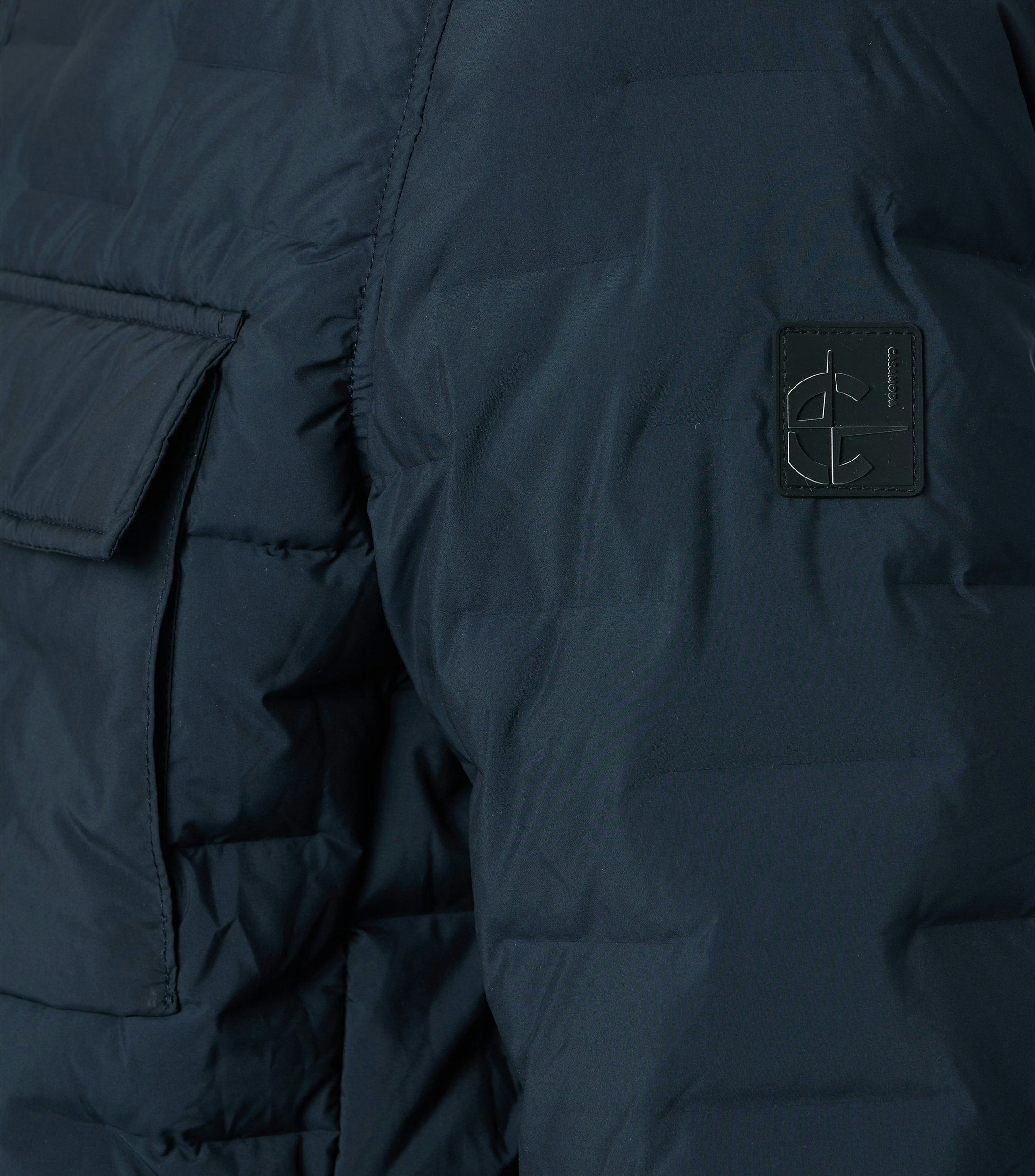 Eine Jacke im uni Muster in der Farbe Dunkelblau