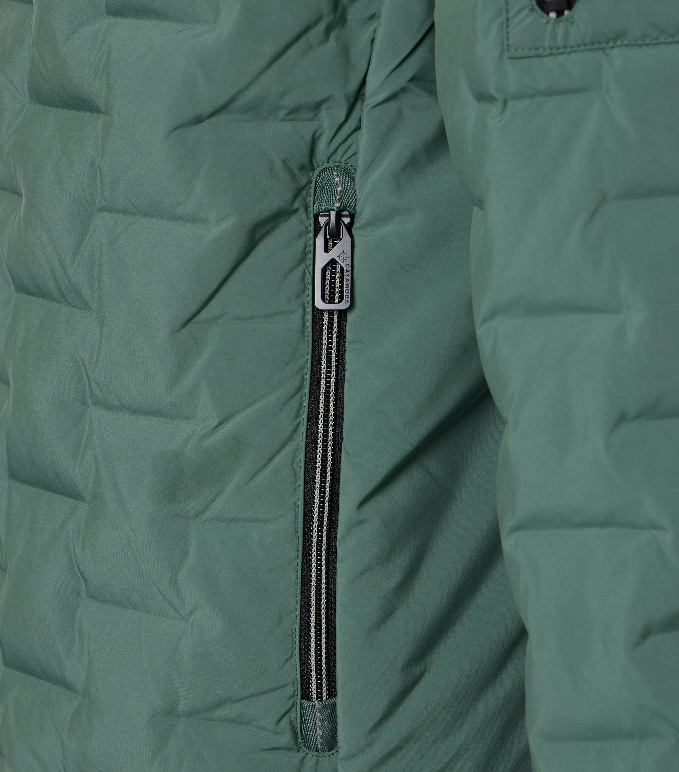 Eine Jacke im uni Muster in der Farbe Grün