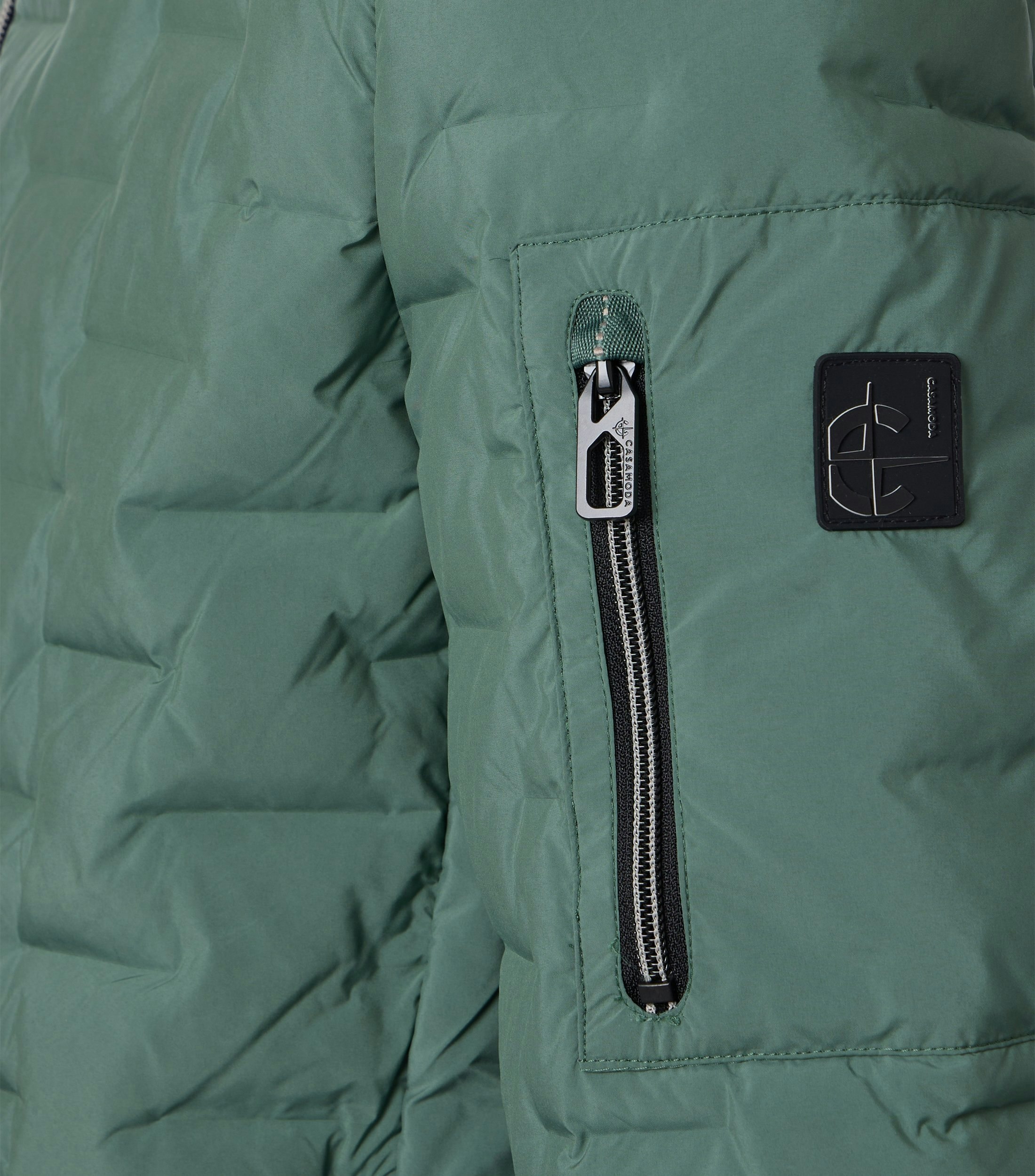 Eine Jacke im uni Muster in der Farbe Grün