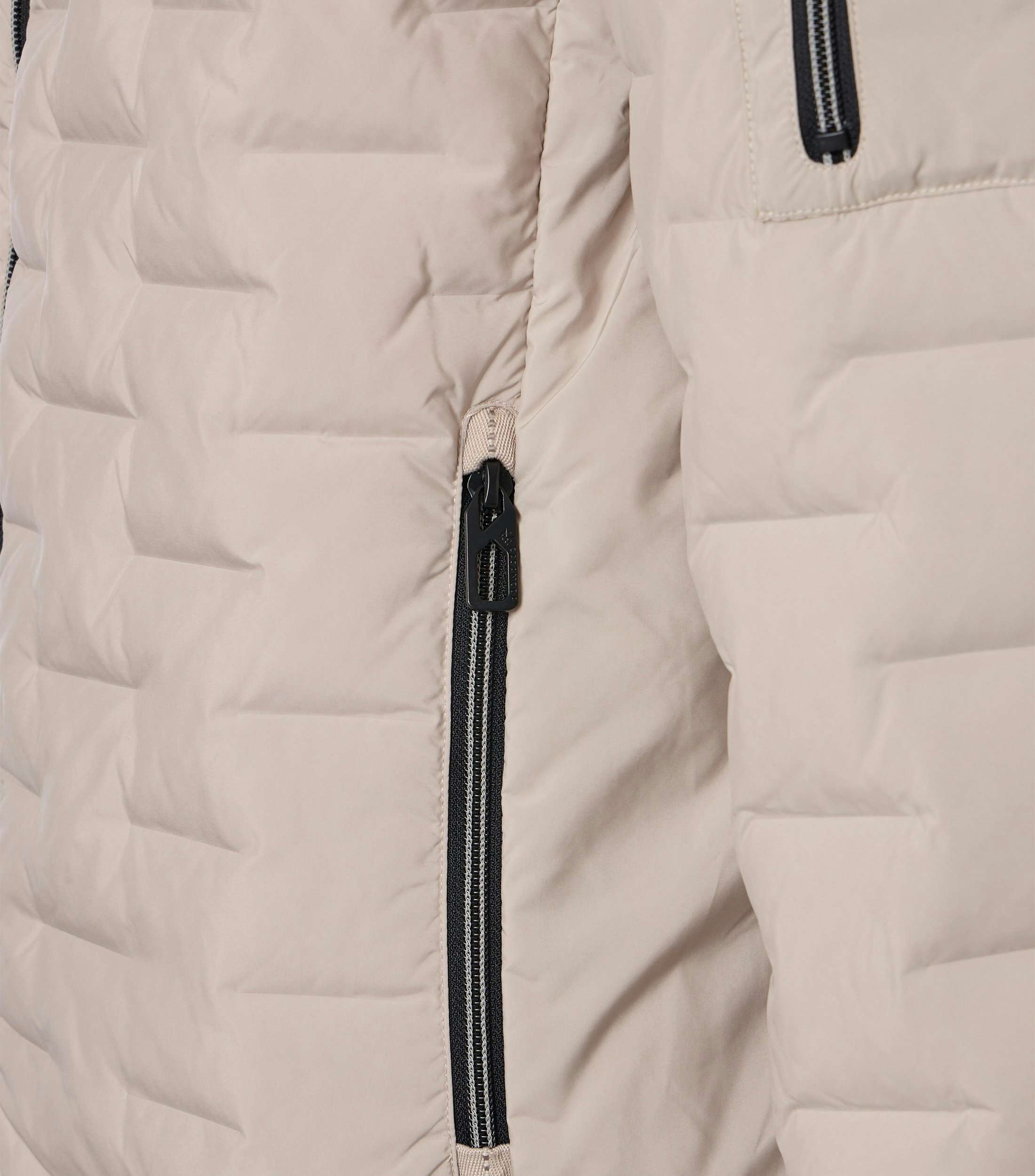 Eine Jacke im uni Muster in der Farbe Beige