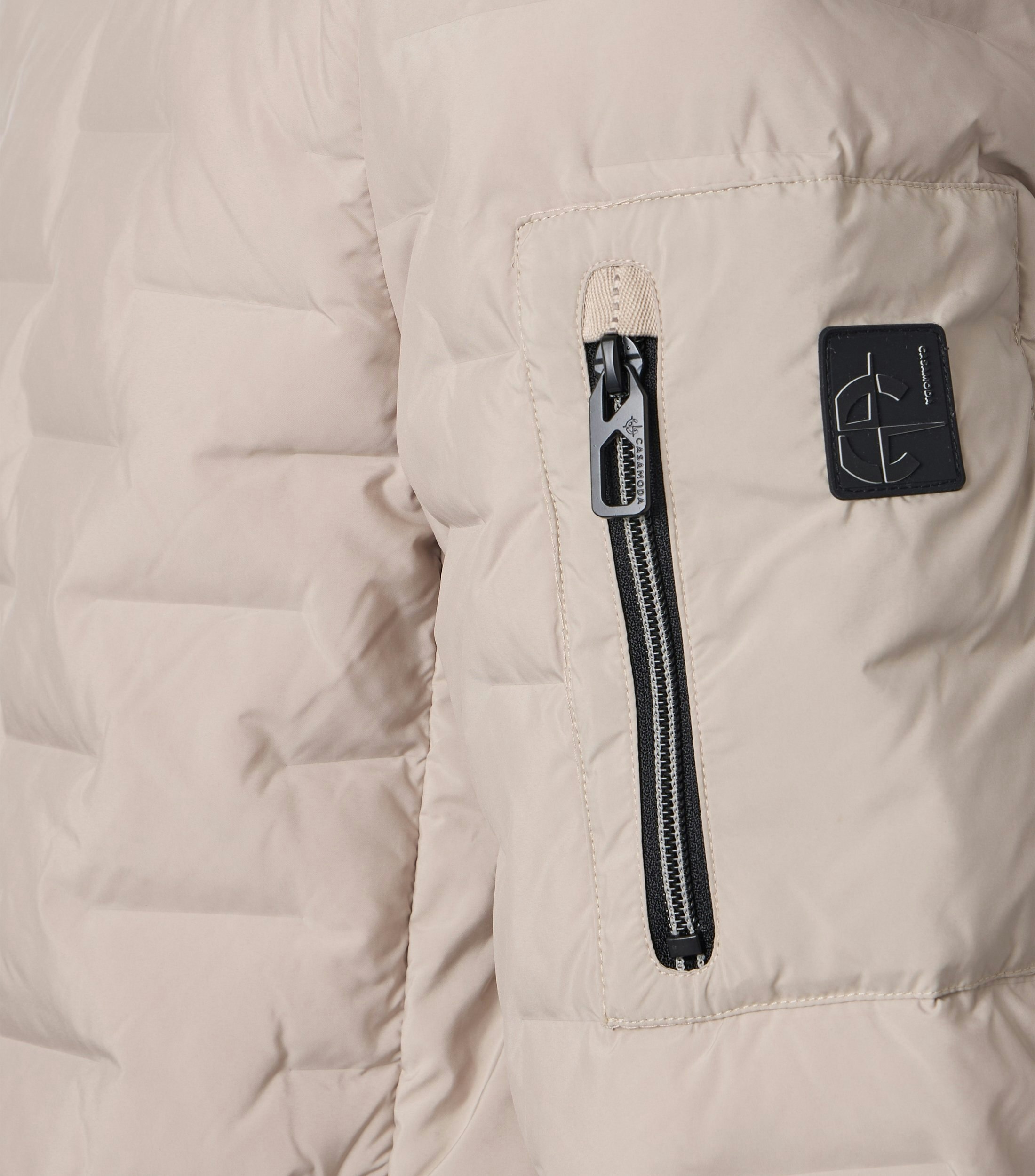 Eine Jacke im uni Muster in der Farbe Beige