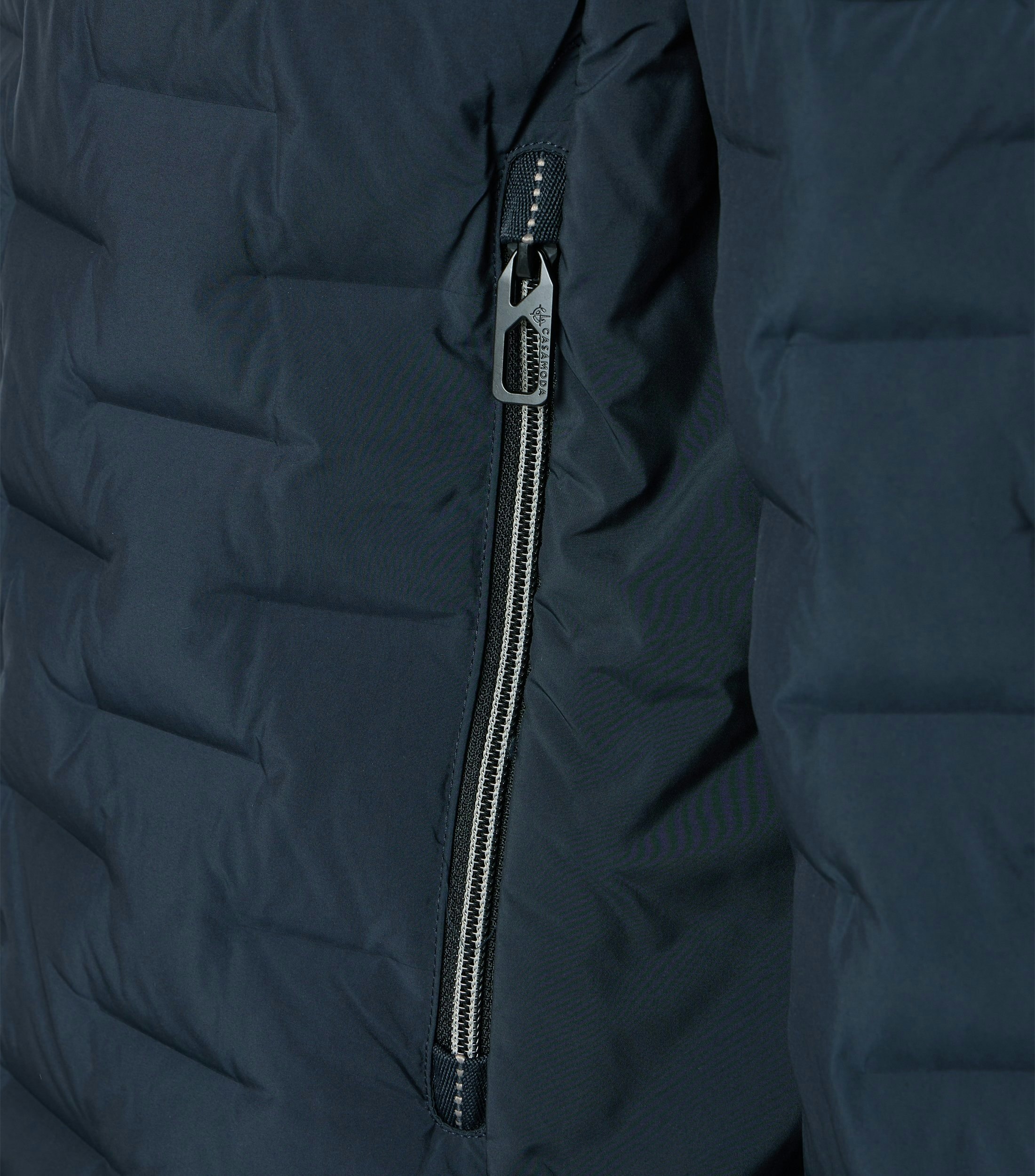 Eine Jacke im uni Muster in der Farbe Dunkelblau