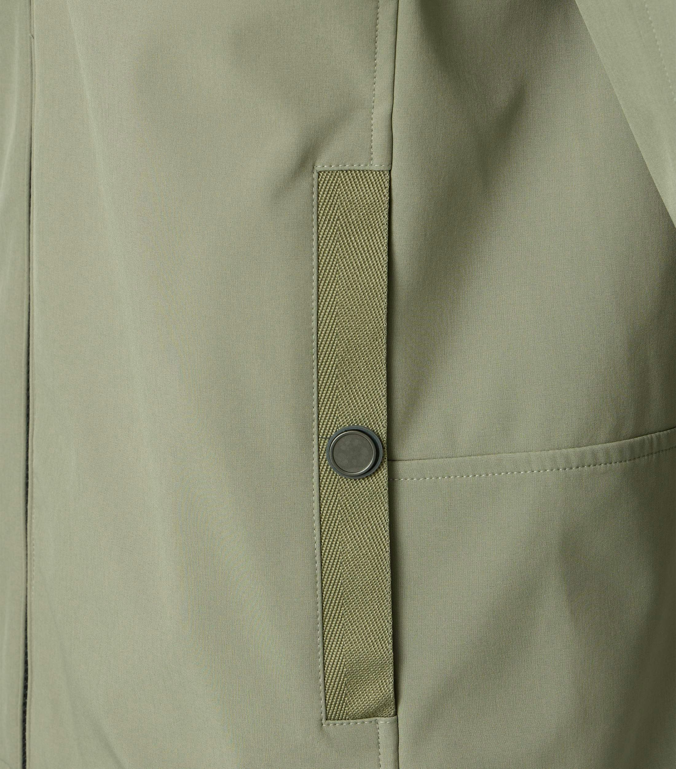 Eine Jacke im uni Muster in der Farbe Hellgrün