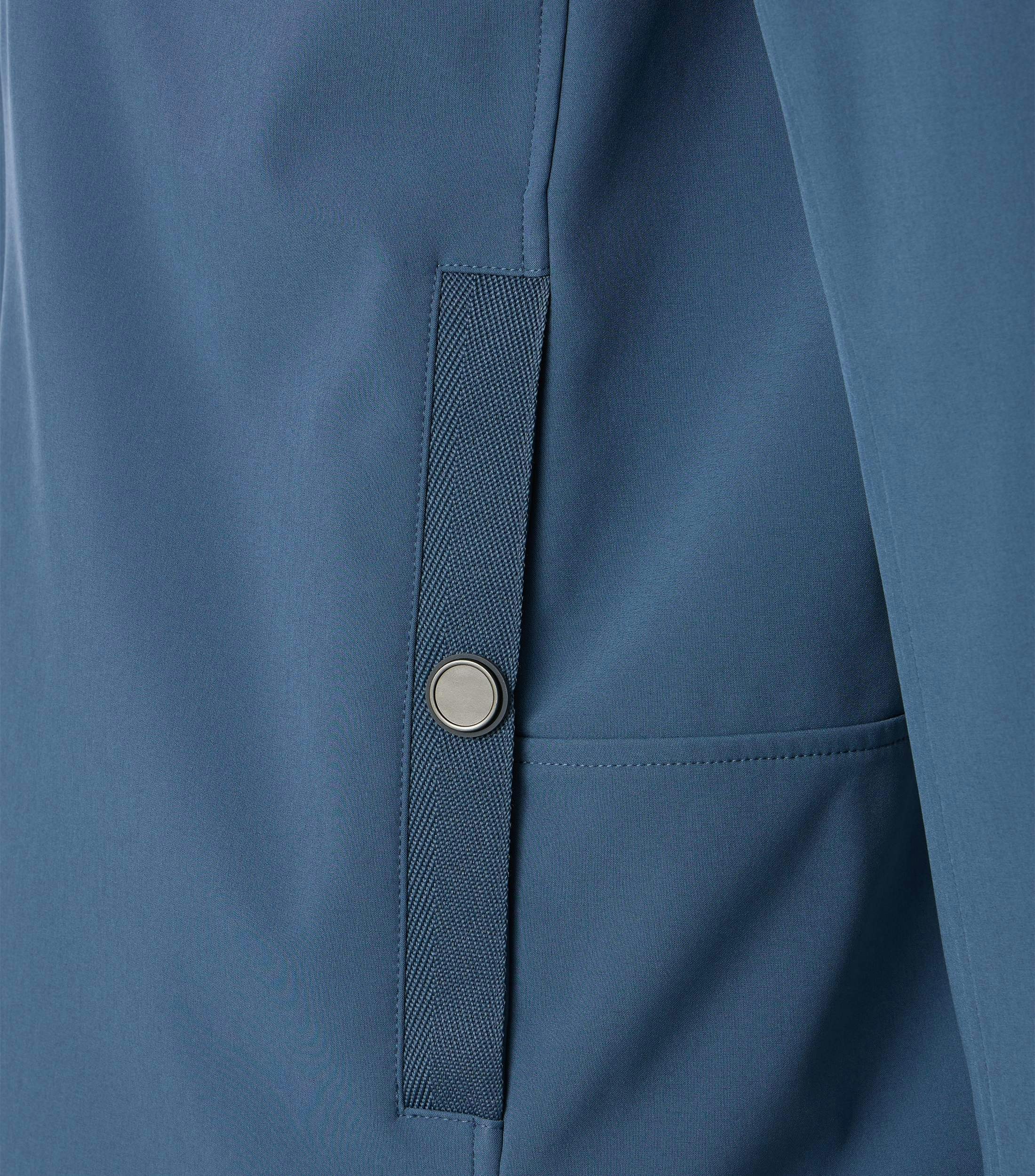 Eine Jacke im uni Muster in der Farbe Blau
