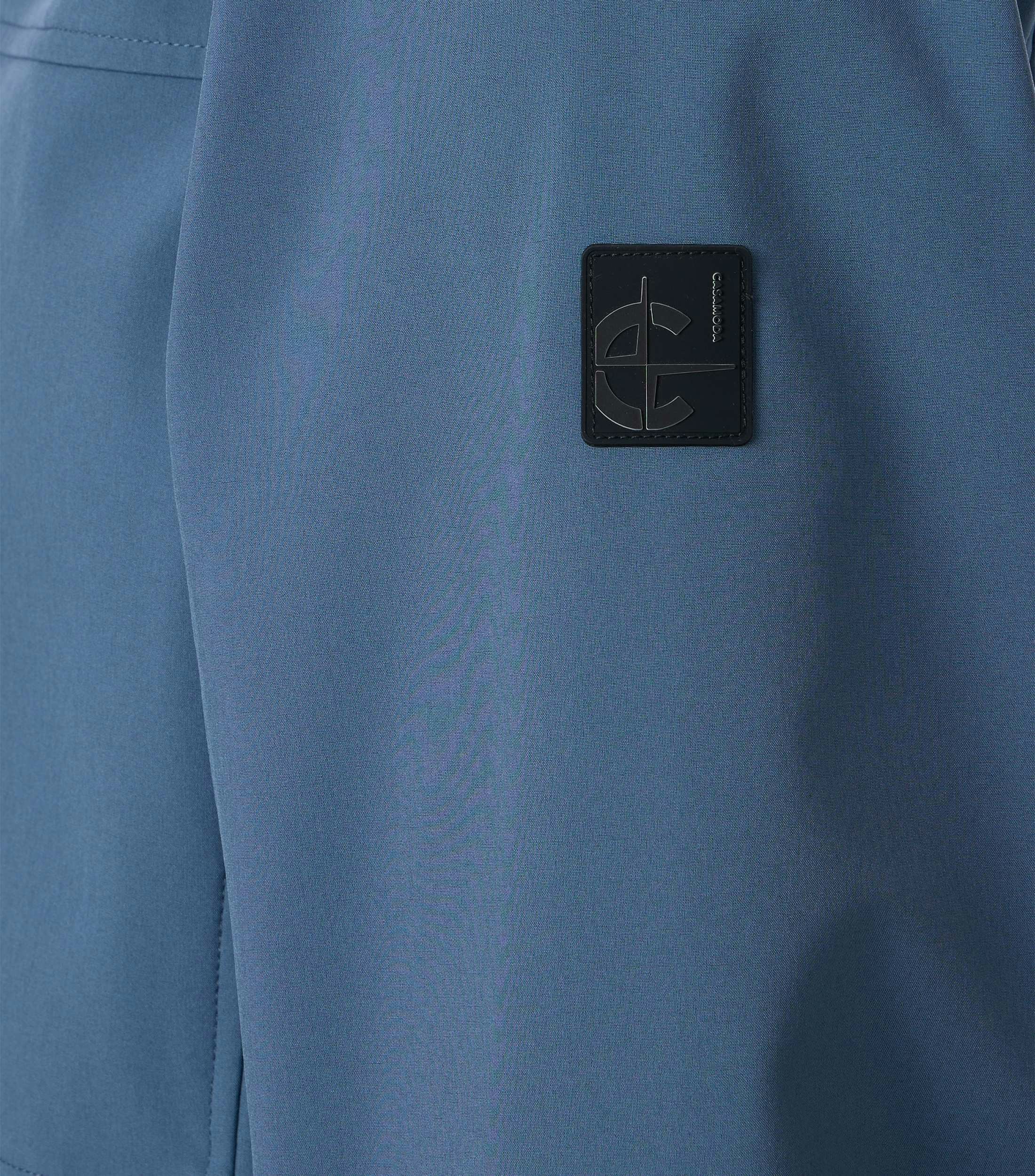 Eine Jacke im uni Muster in der Farbe Blau