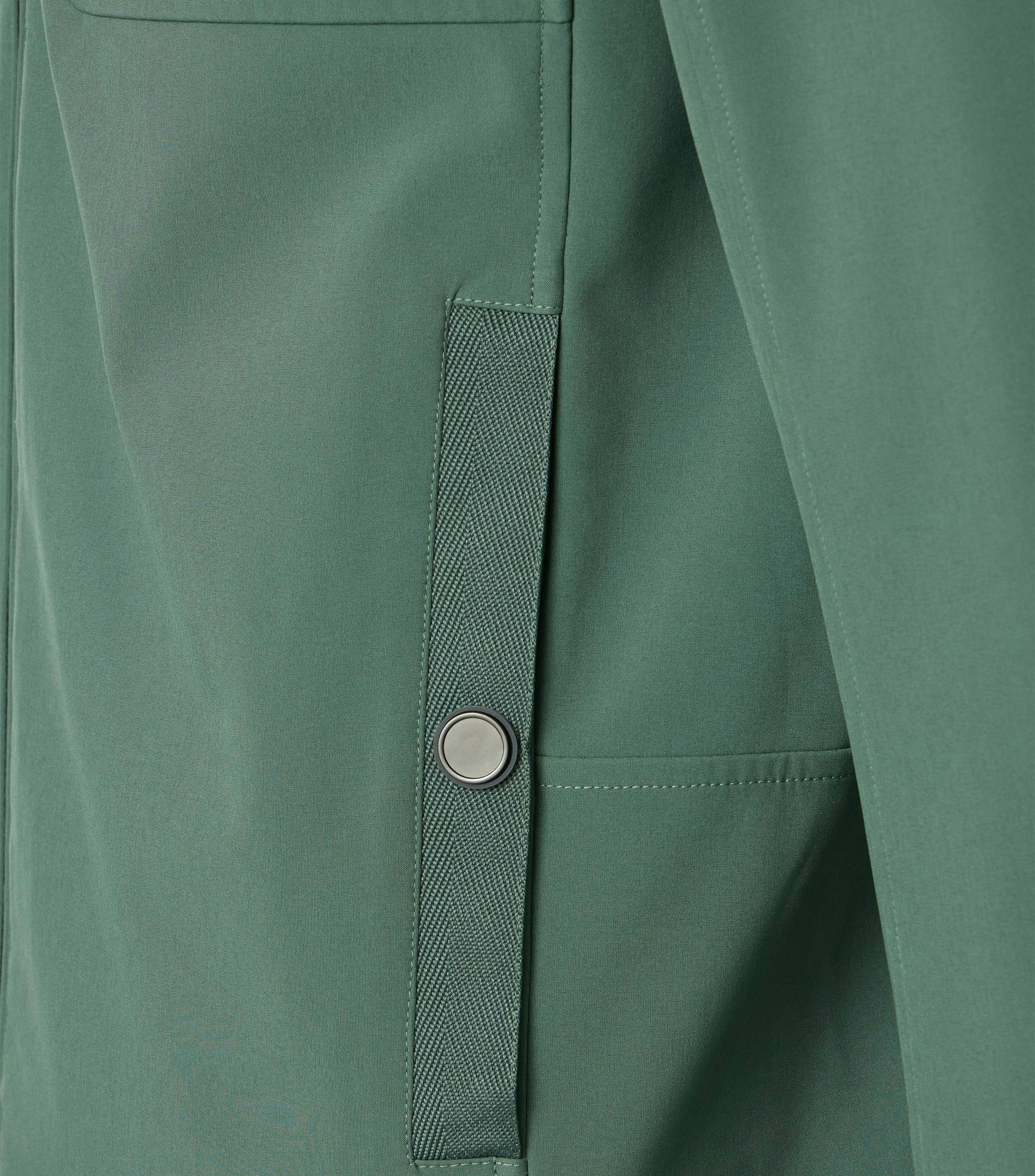 Eine Jacke im uni Muster in der Farbe Grün