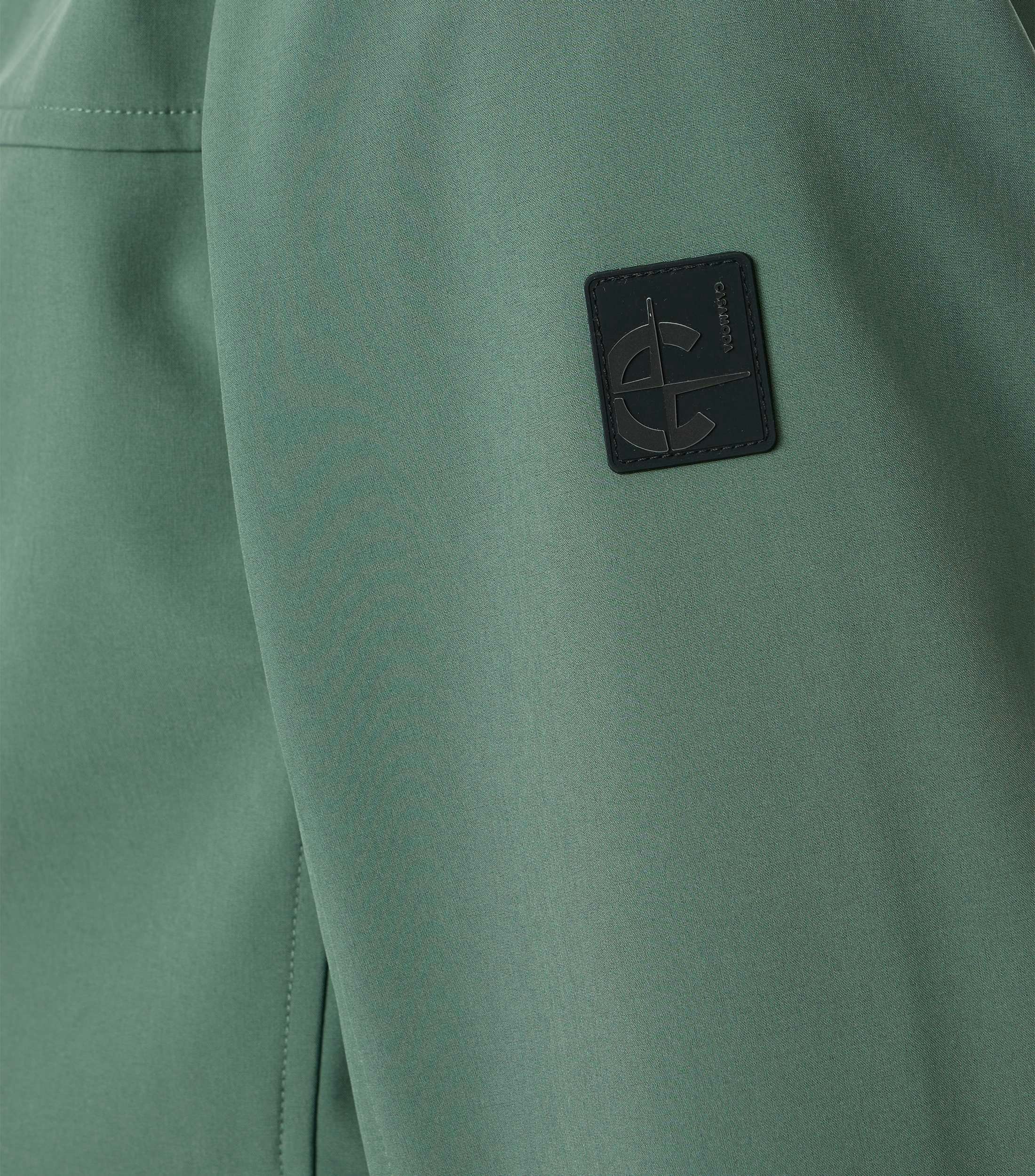 Eine Jacke im uni Muster in der Farbe Grün