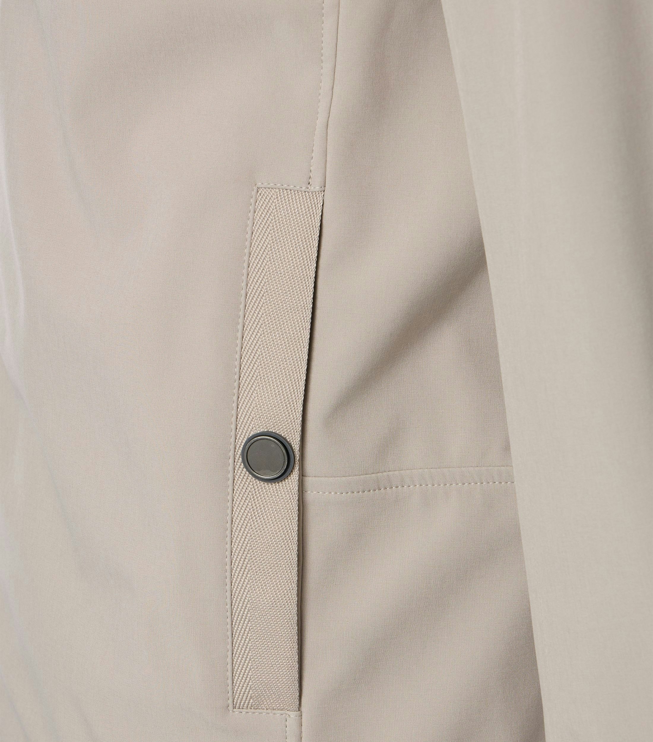 Eine Jacke im uni Muster in der Farbe Beige