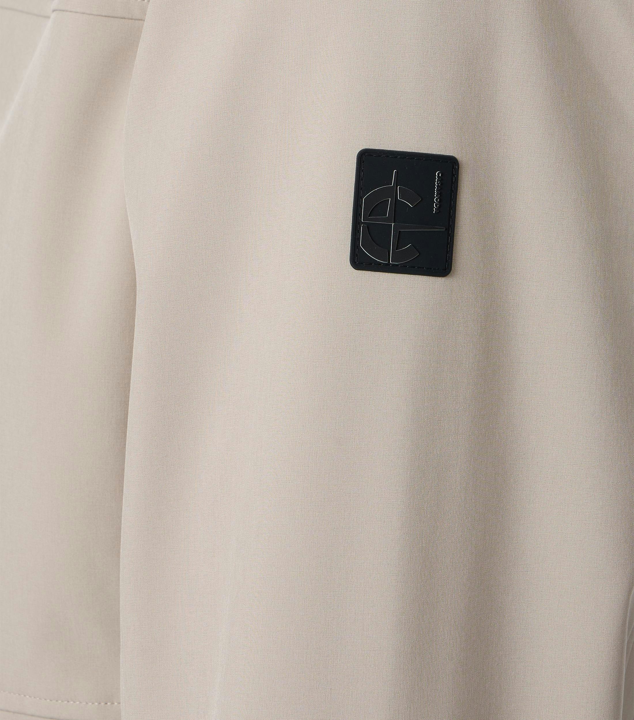 Eine Jacke im uni Muster in der Farbe Beige