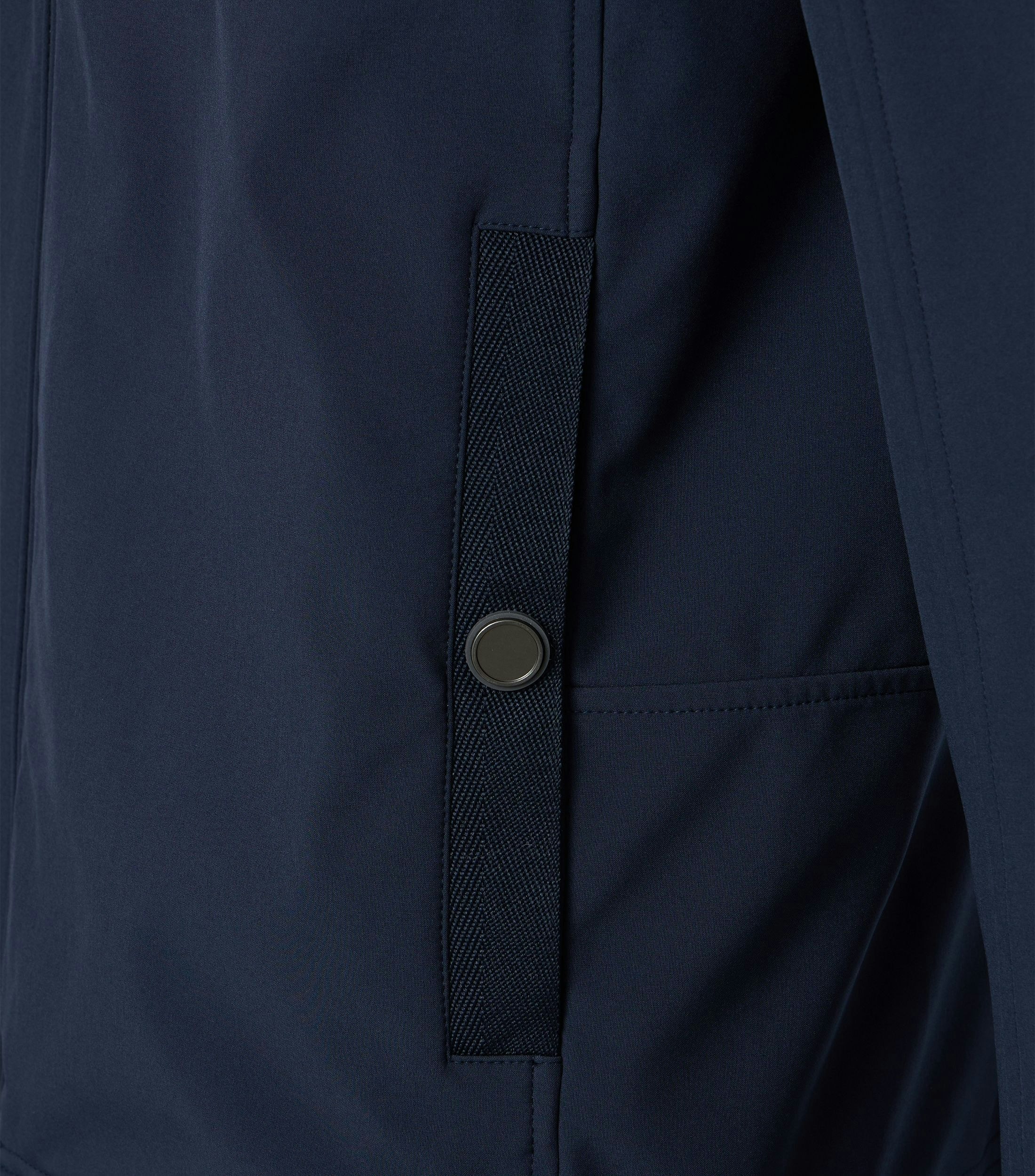 Eine Jacke im uni Muster in der Farbe Dunkelblau