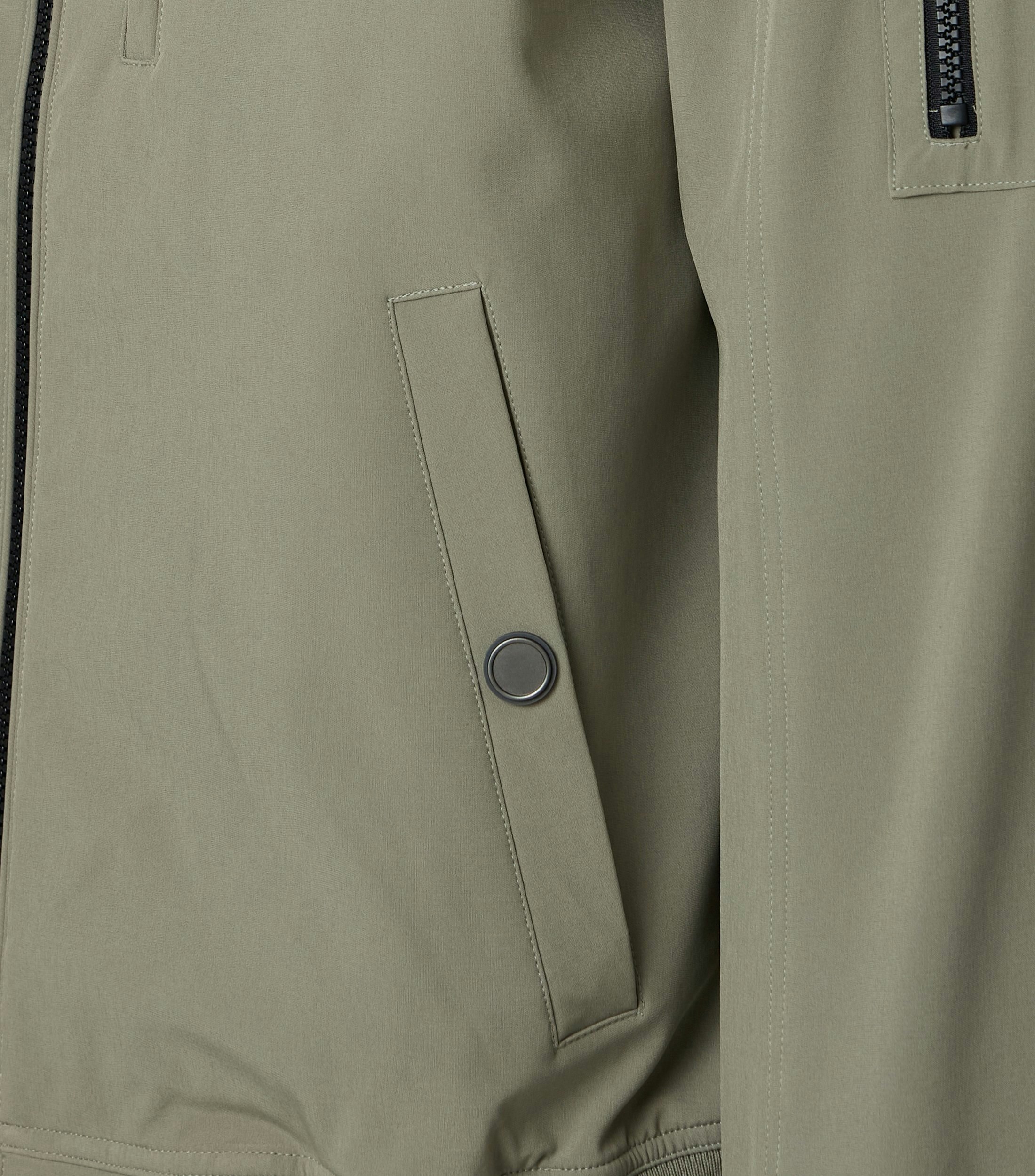 Eine Jacke im uni Muster in der Farbe Grün