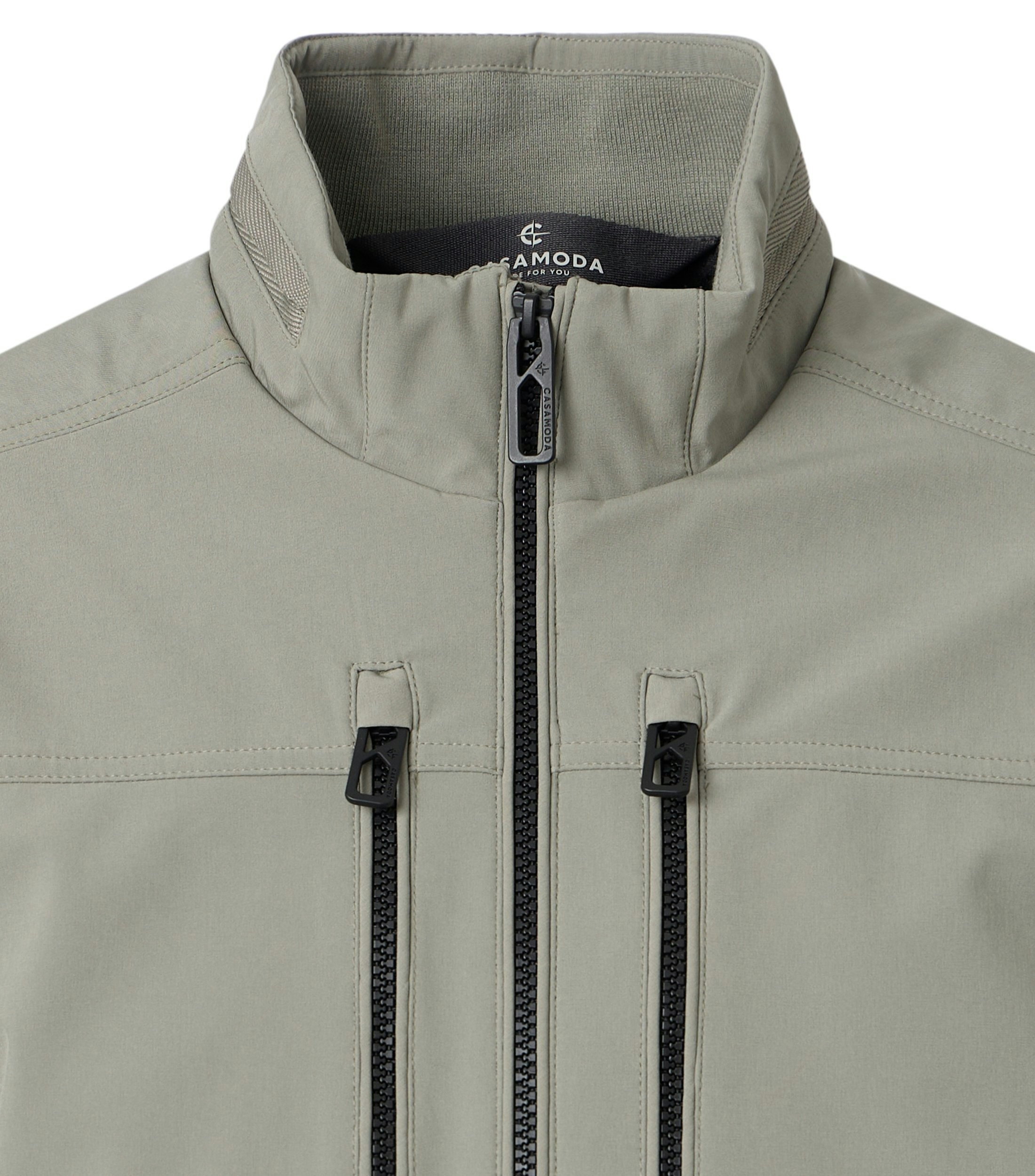 Eine Jacke im uni Muster in der Farbe Grün