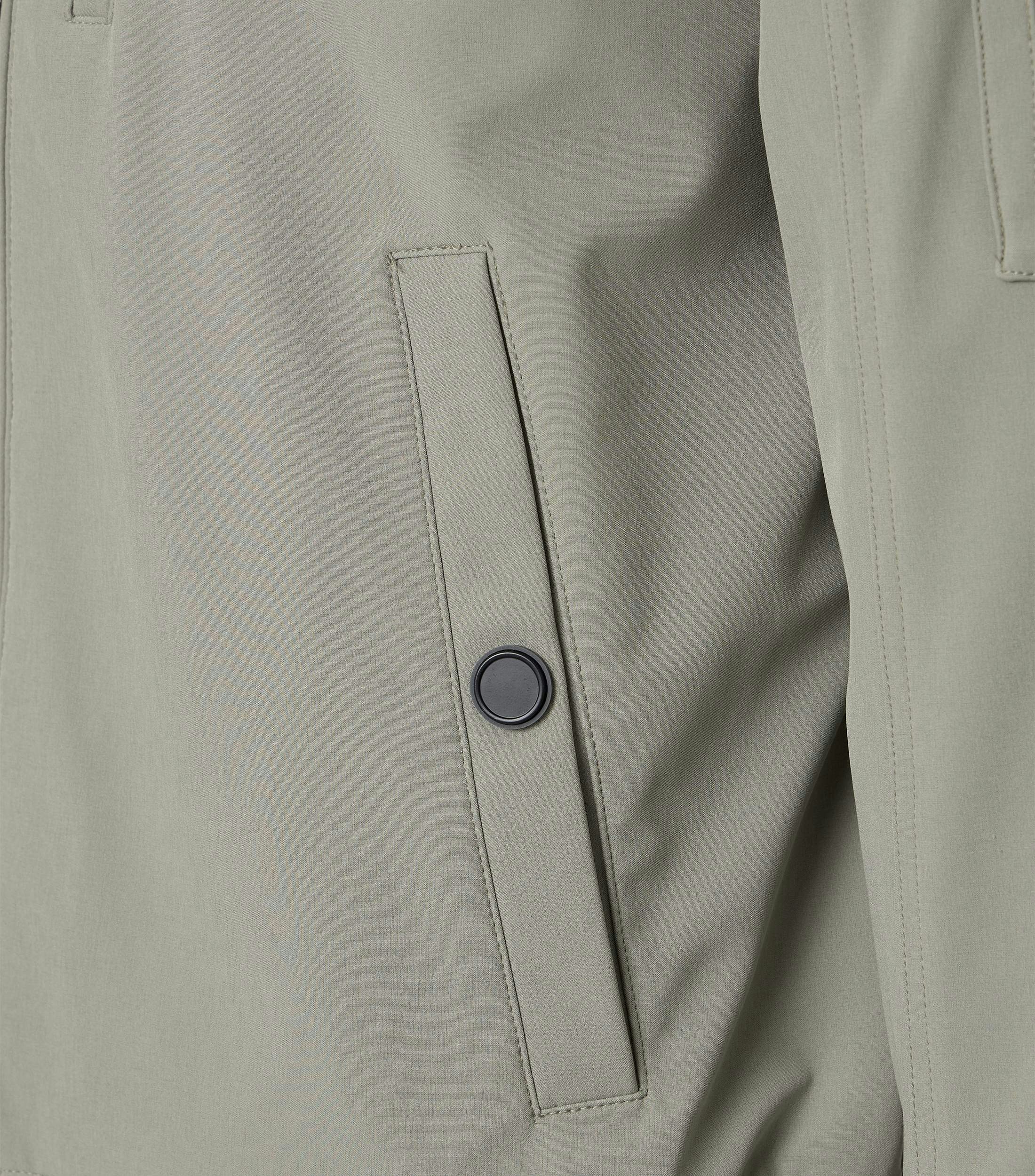 Eine Jacke im uni Muster in der Farbe Grün