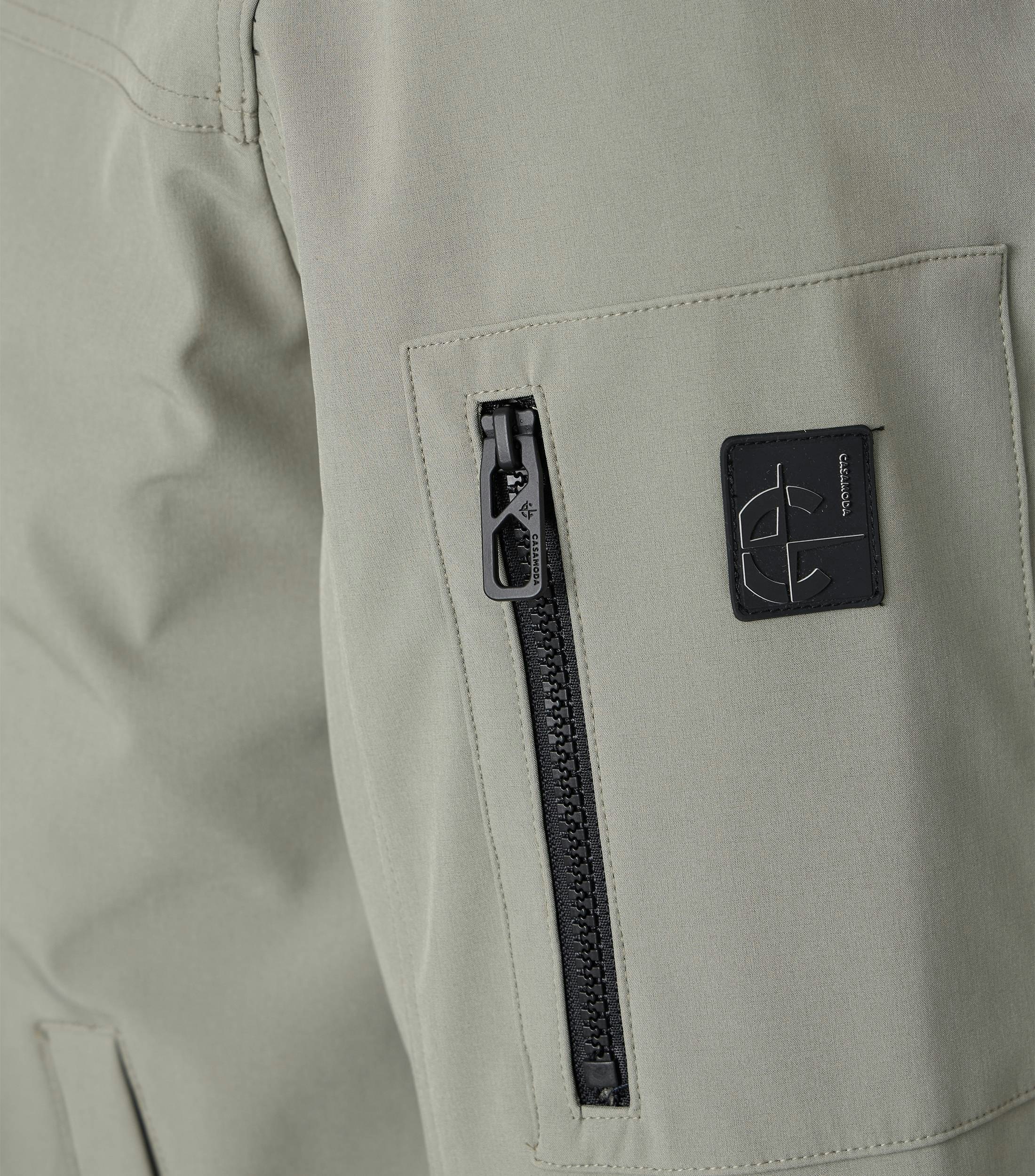 Eine Jacke im uni Muster in der Farbe Grün