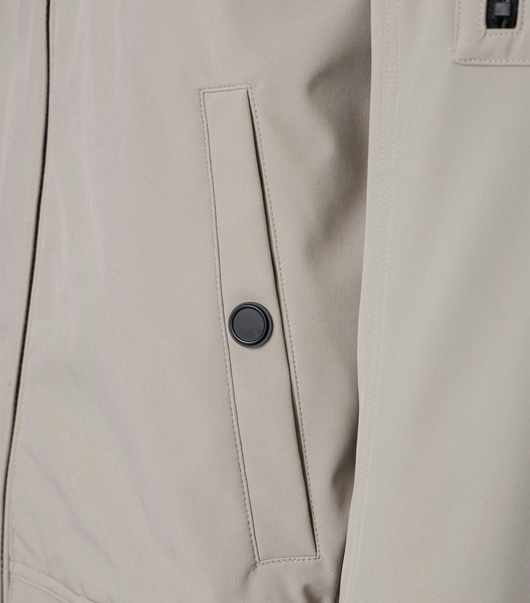 Eine Jacke im uni Muster in der Farbe Beige