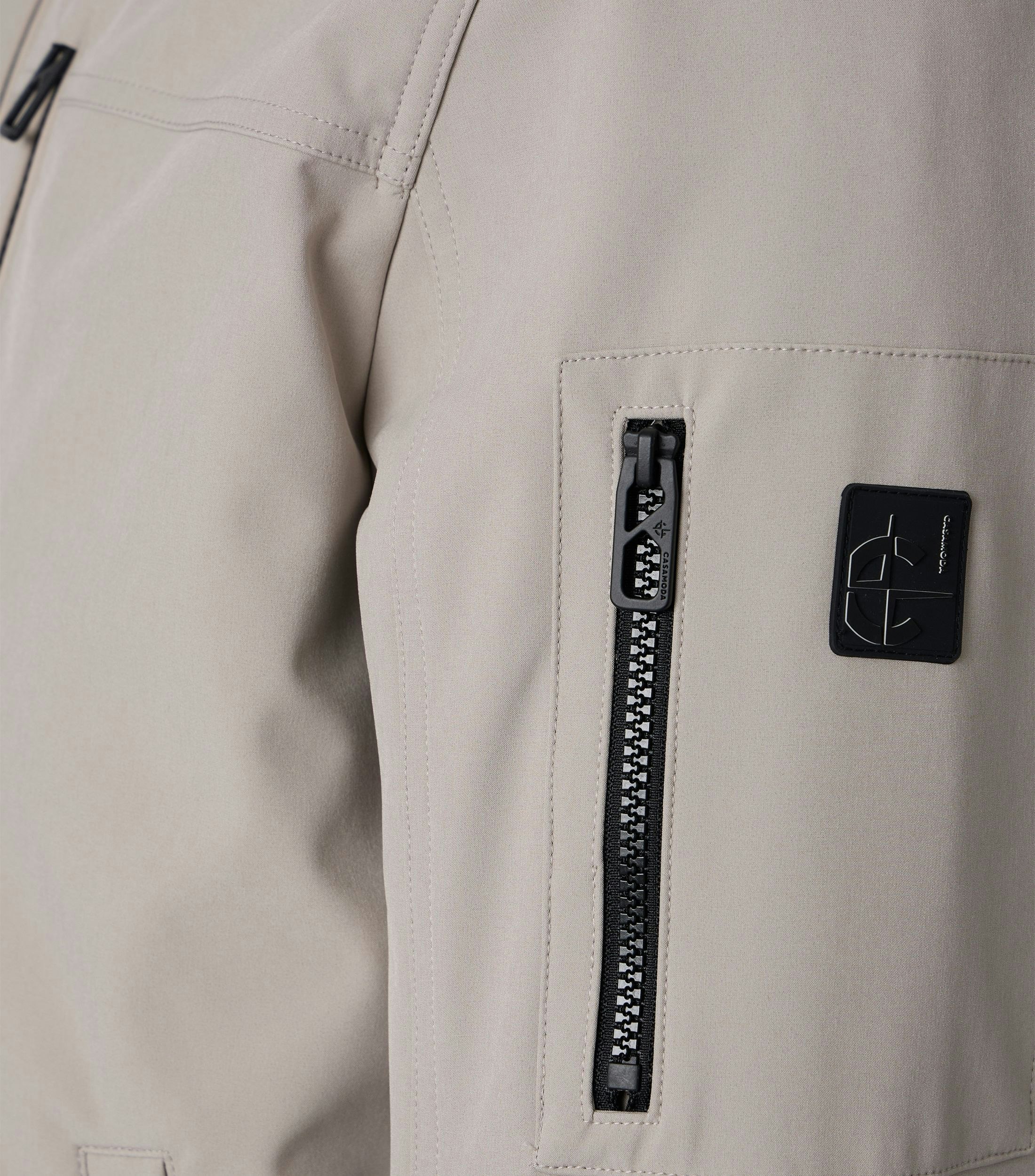 Eine Jacke im uni Muster in der Farbe Beige