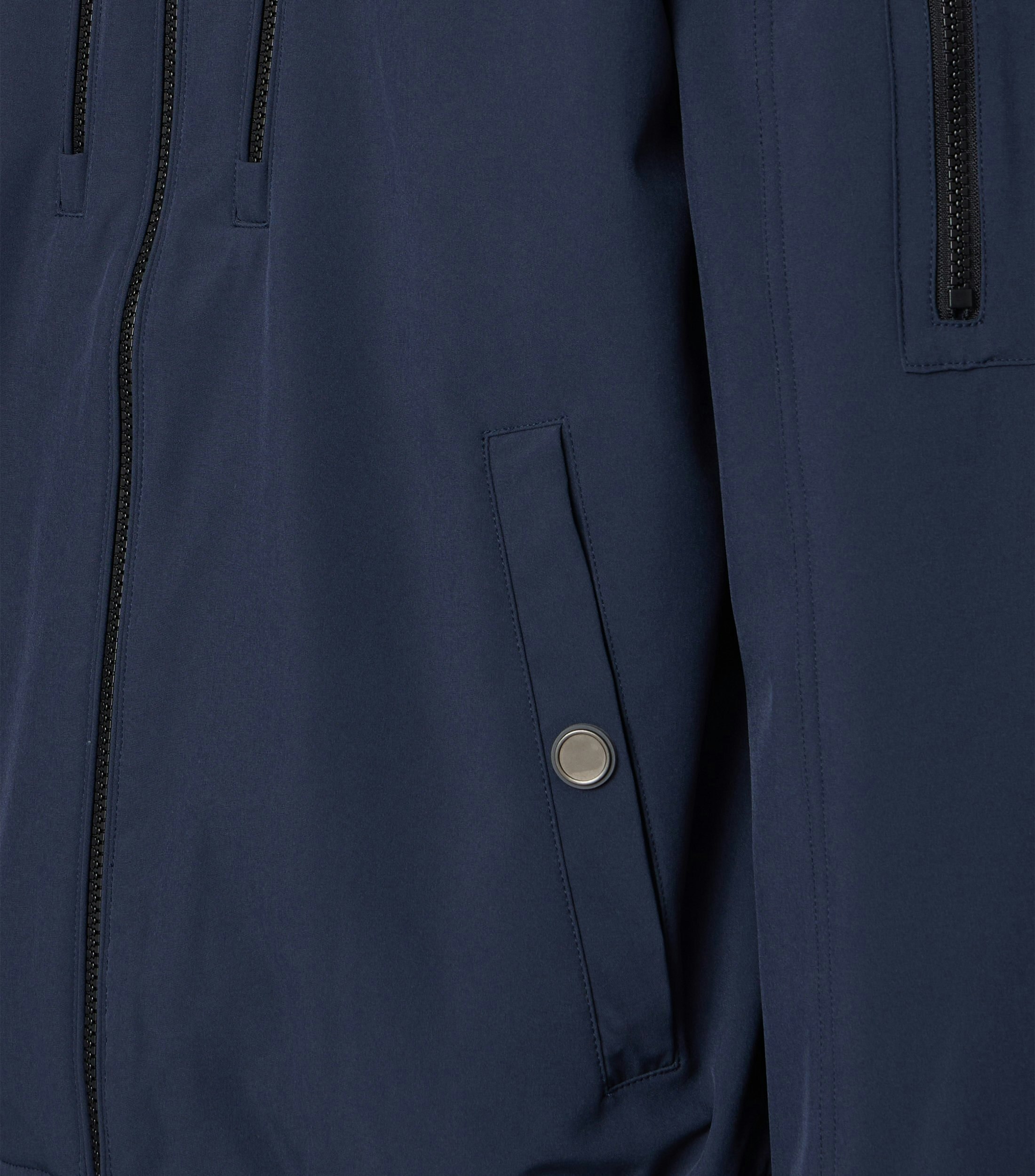 Eine Jacke im uni Muster in der Farbe Dunkelblau