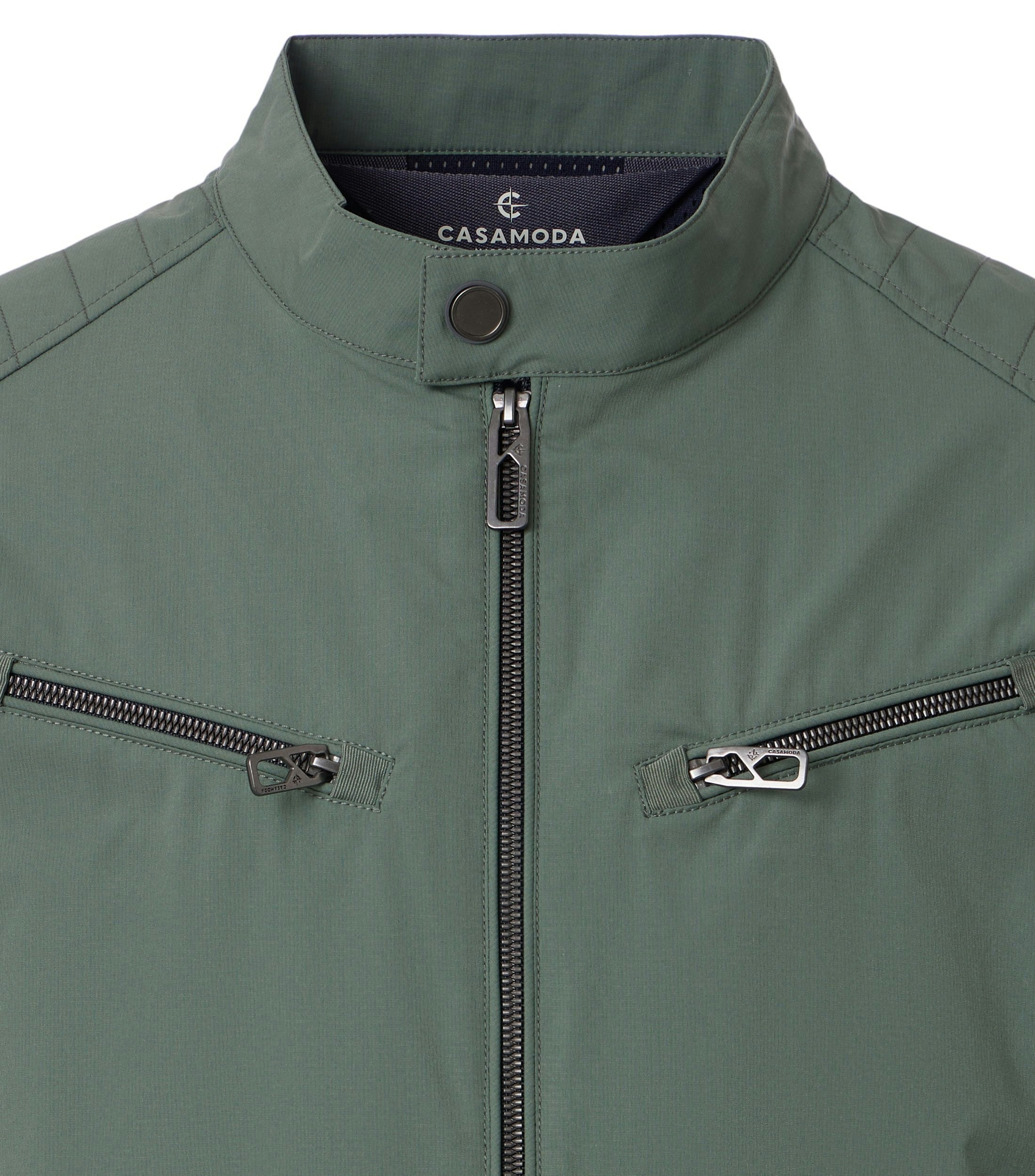 Eine Jacke im uni Muster in der Farbe Grün
