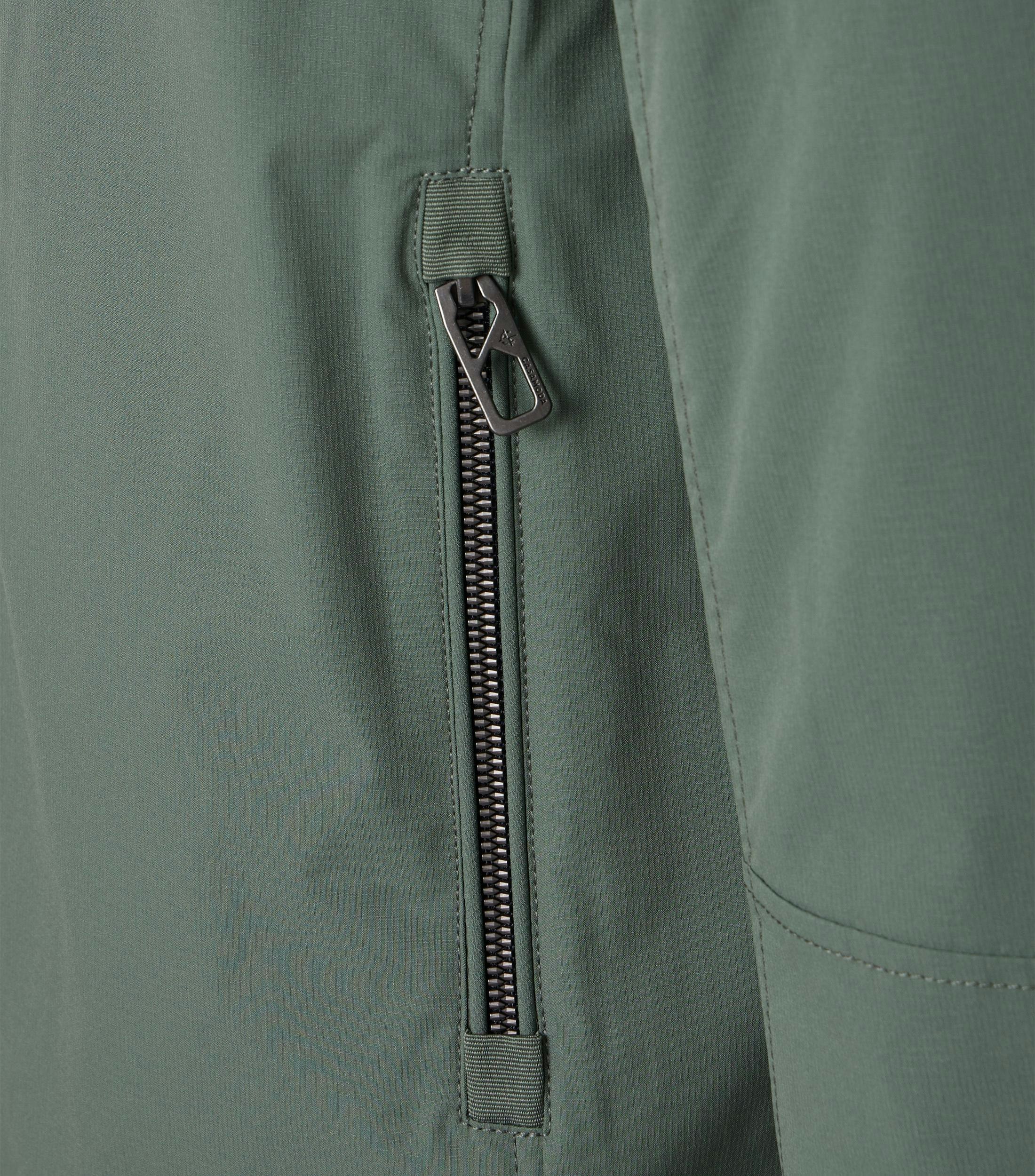 Eine Jacke im uni Muster in der Farbe Grün