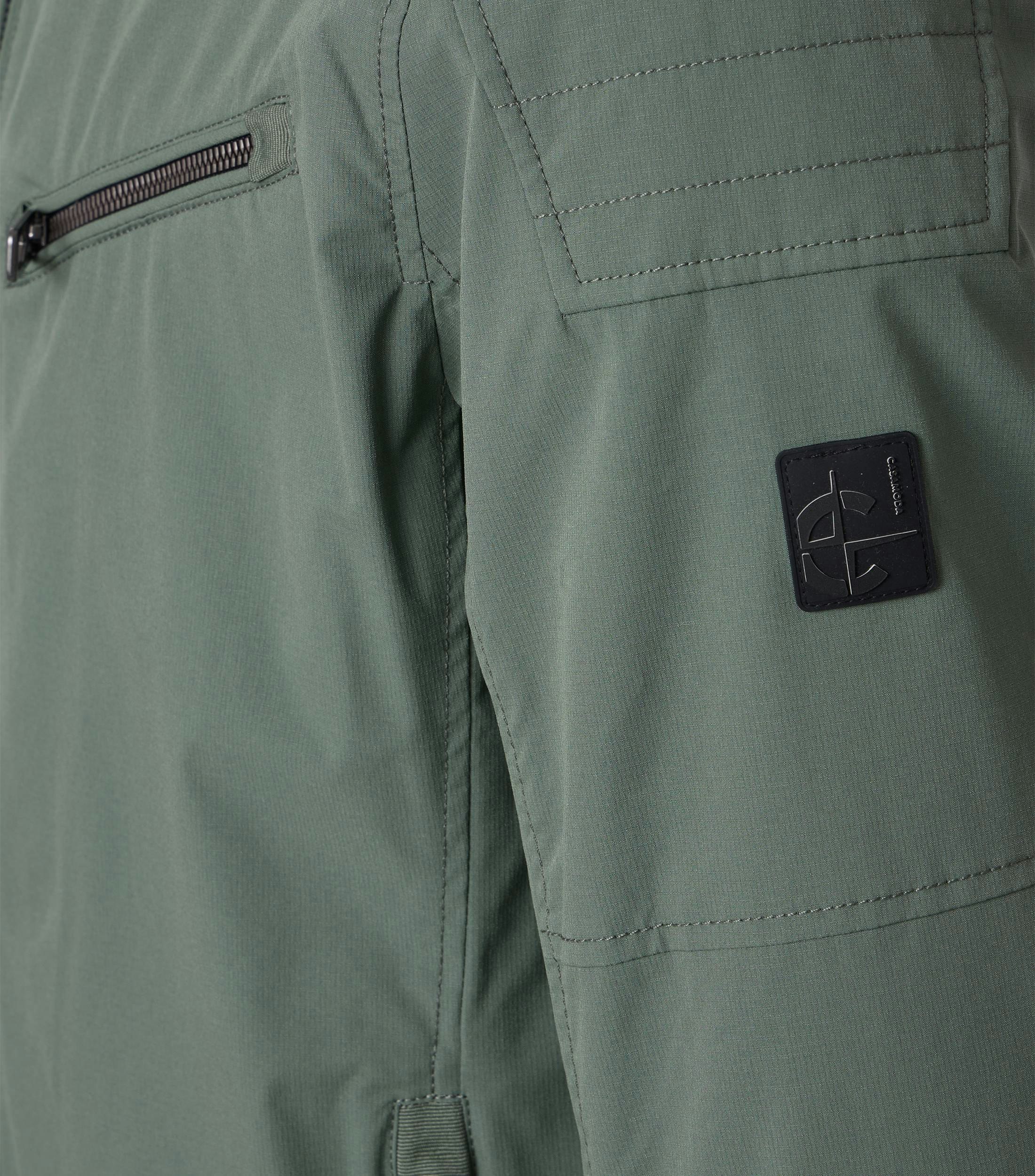 Eine Jacke im uni Muster in der Farbe Grün