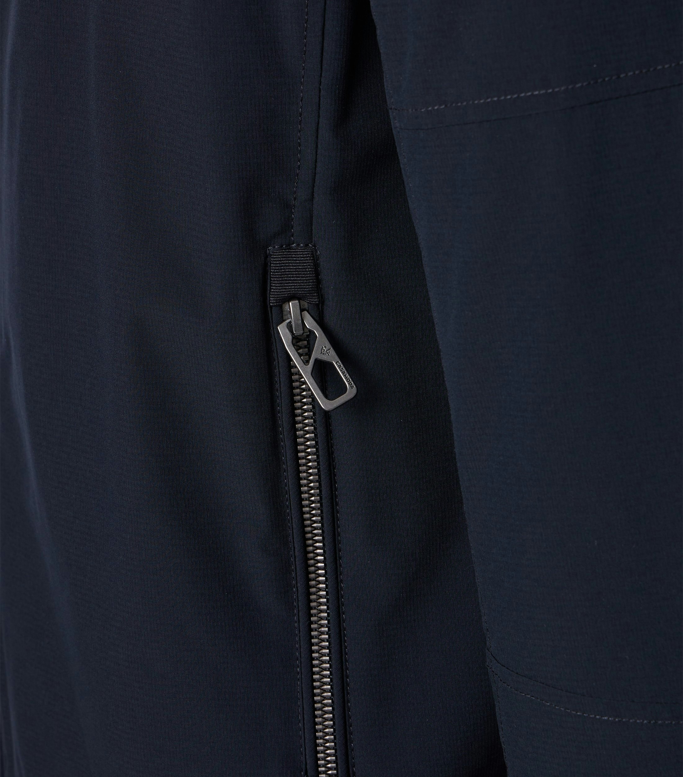 Eine Jacke im uni Muster in der Farbe Dunkelblau