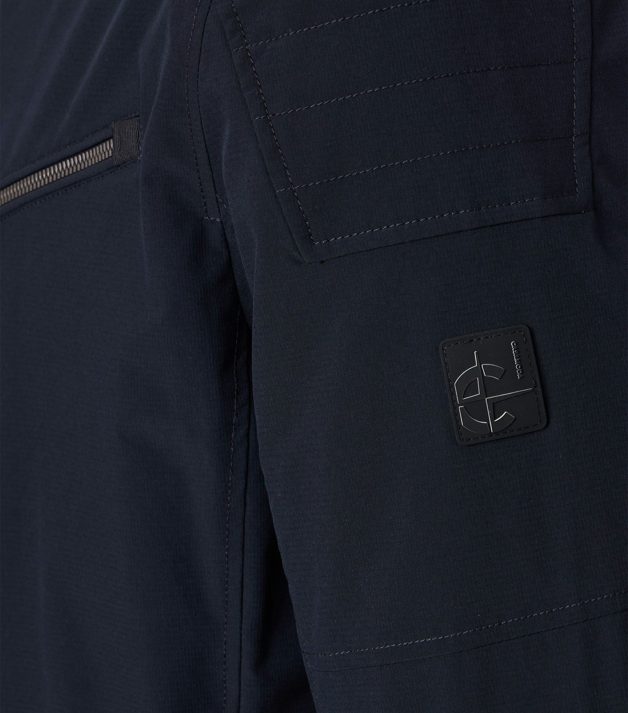 Eine Jacke im uni Muster in der Farbe Dunkelblau