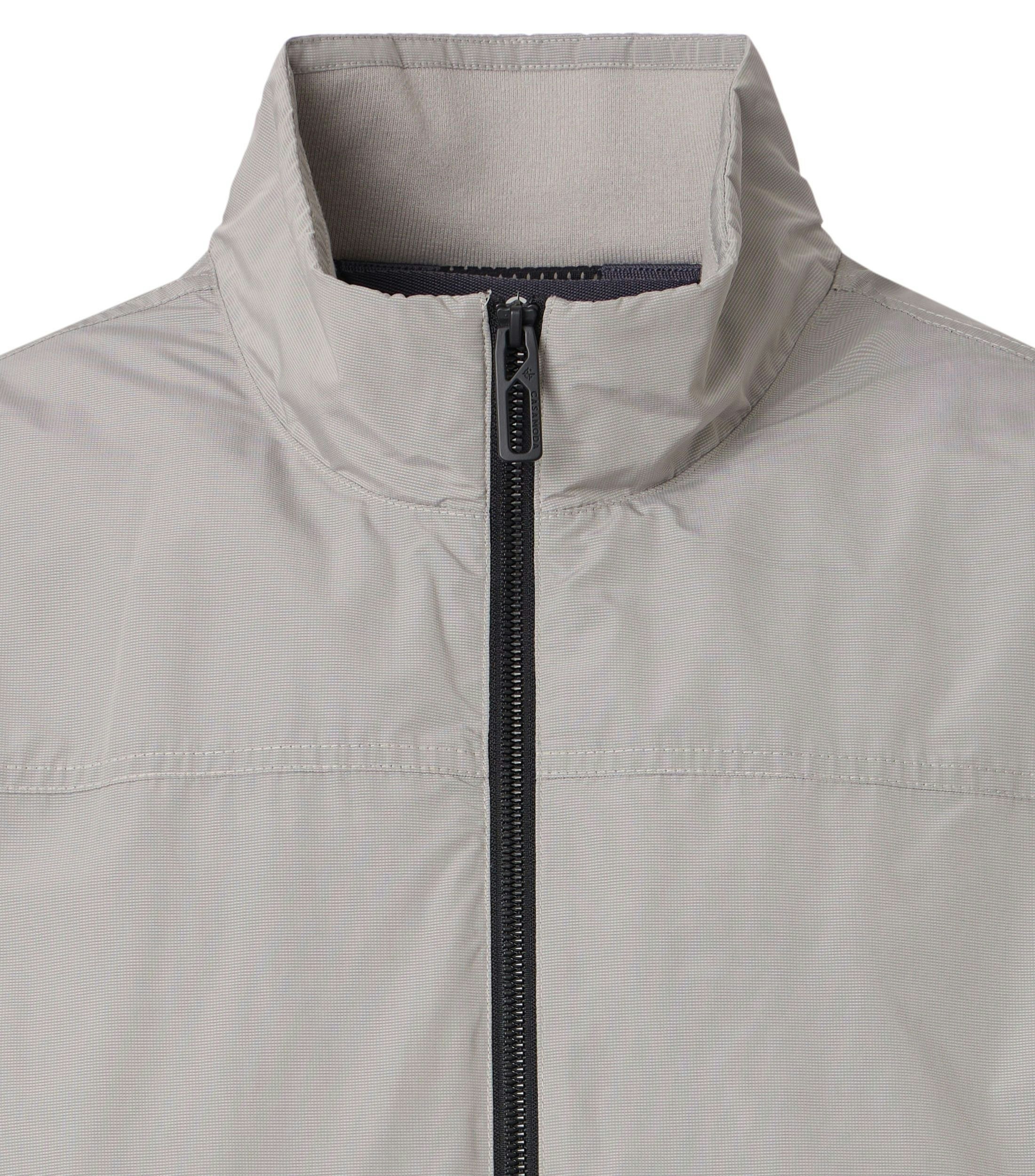 Eine Jacke im uni Muster in der Farbe Hellgrau