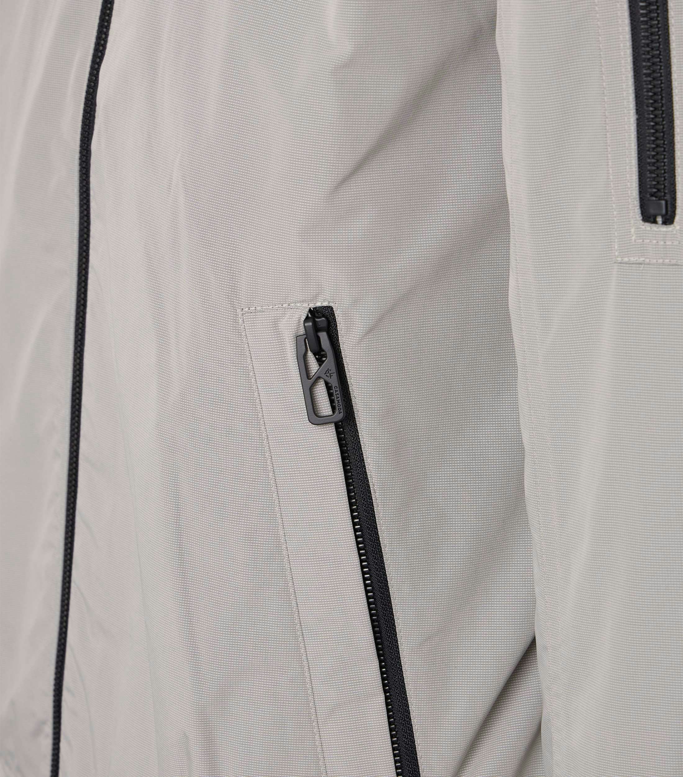 Eine Jacke im uni Muster in der Farbe Hellgrau