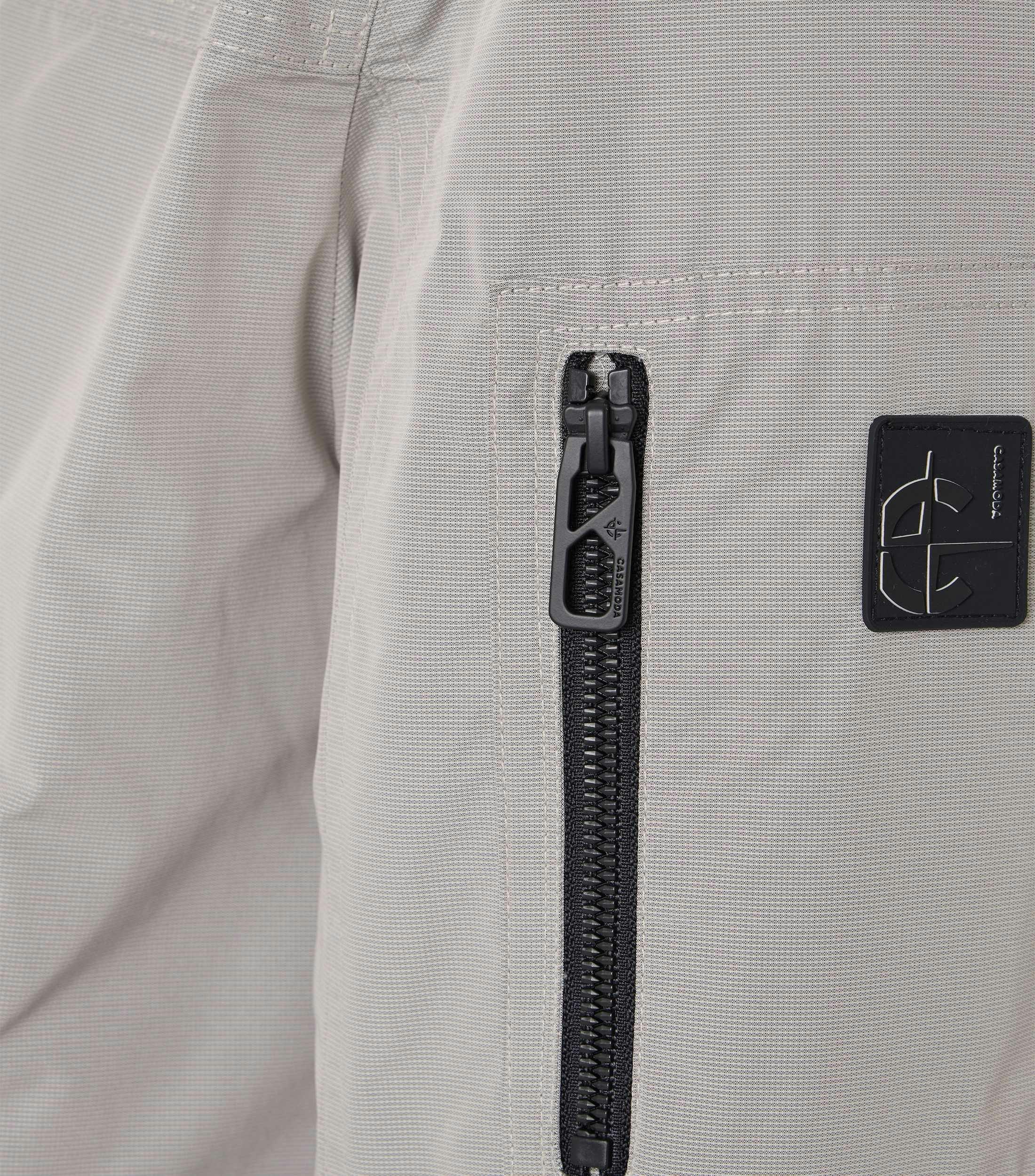 Eine Jacke im uni Muster in der Farbe Hellgrau