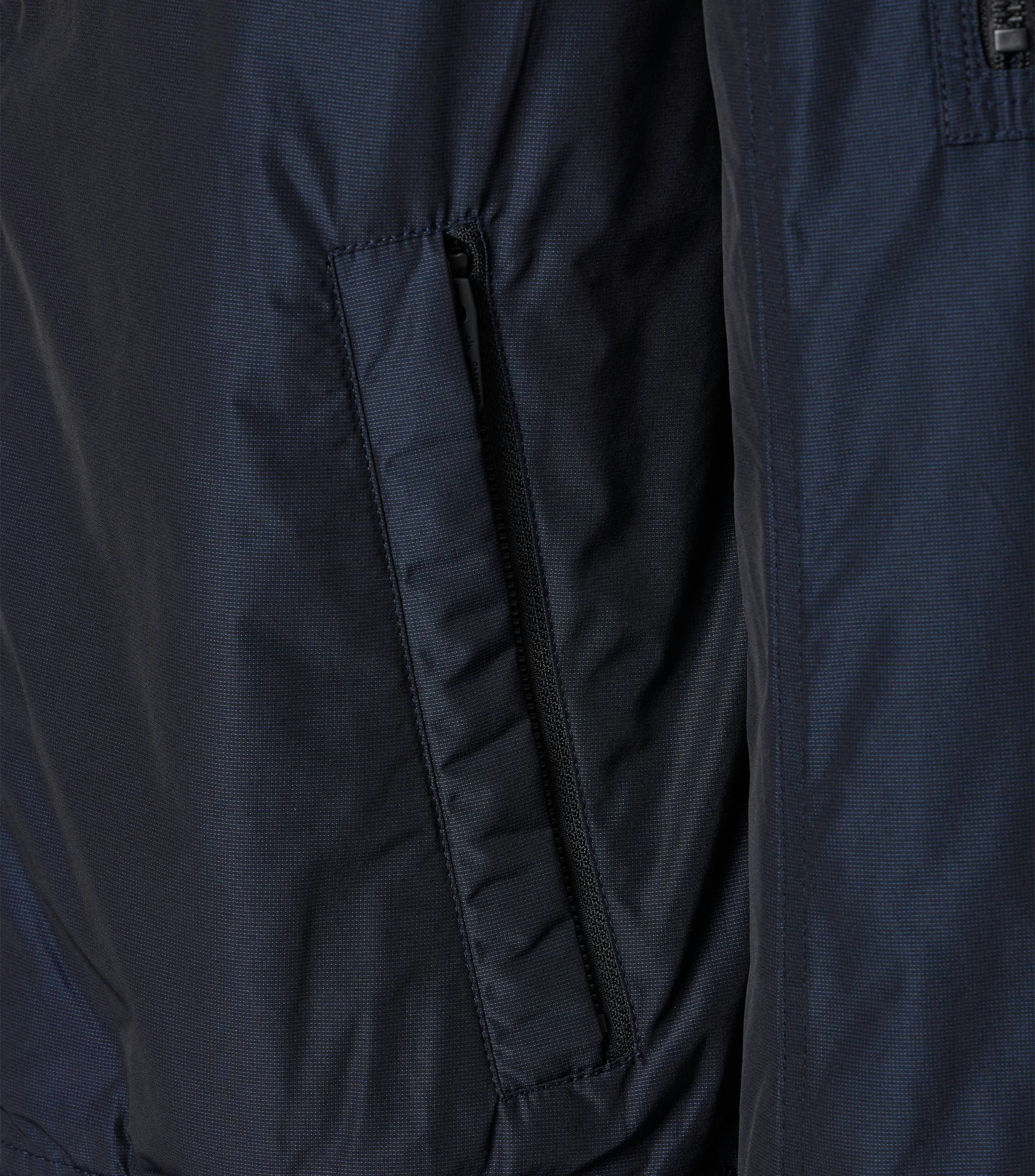 Eine Jacke im uni Muster in der Farbe Dunkelblau